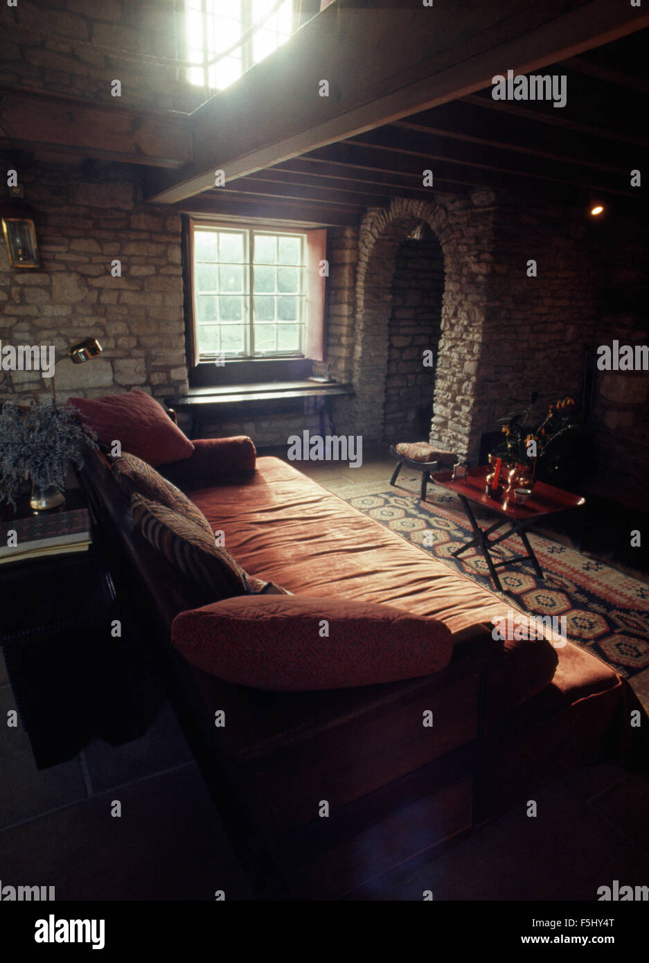 Braunen Sofa im dunklen mittelalterlichen Stil Zimmer Stockfoto