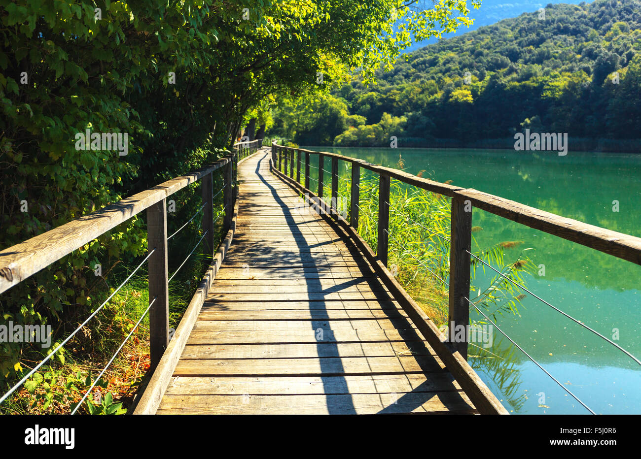 Hölzerne Spaziergang Weg in der Nähe von Toblino See in Trentino-Südtirol Stockfoto