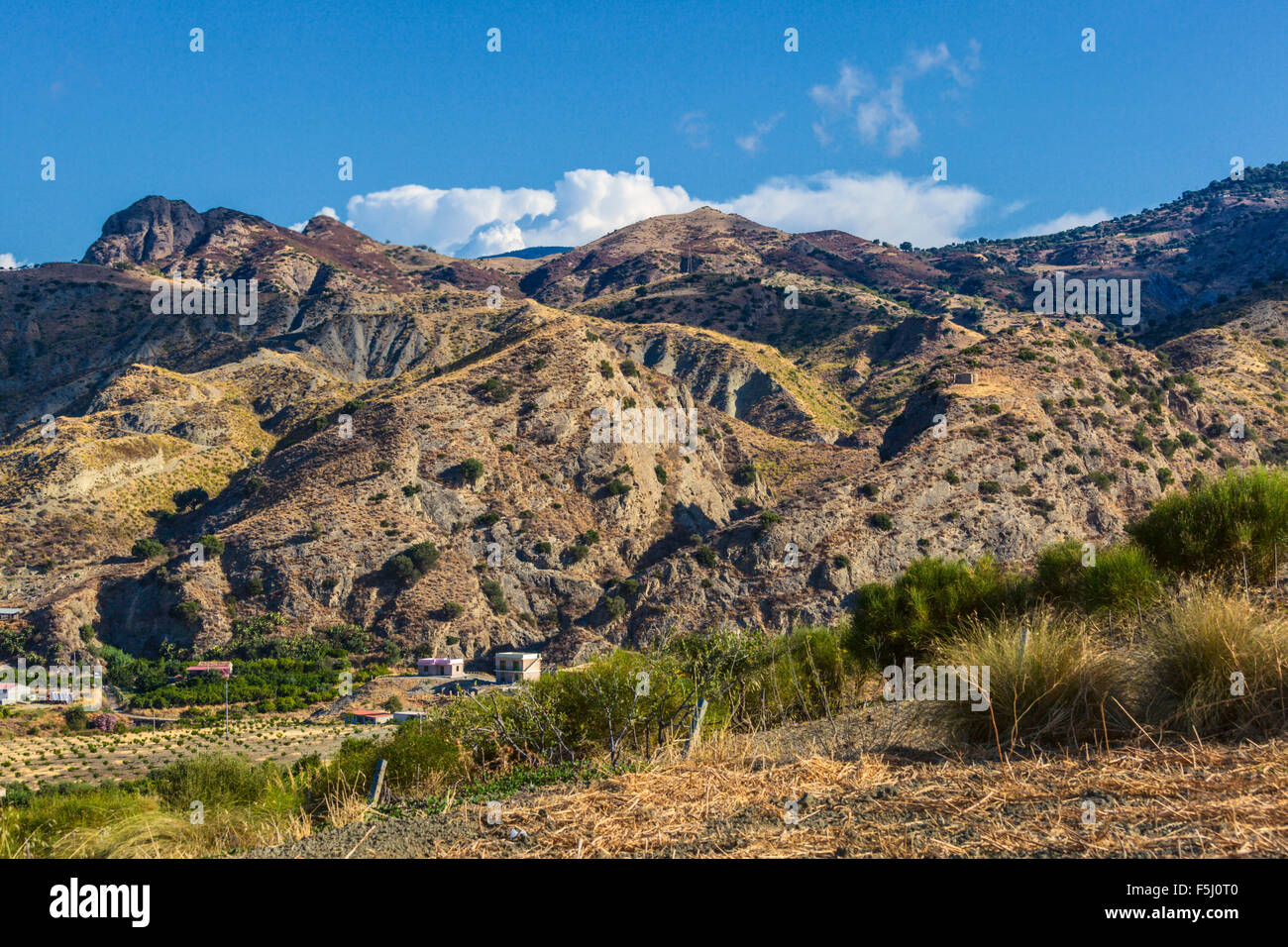 Trockenem Gelände auf Hügeln der kalabresischen Landschaft Stockfoto