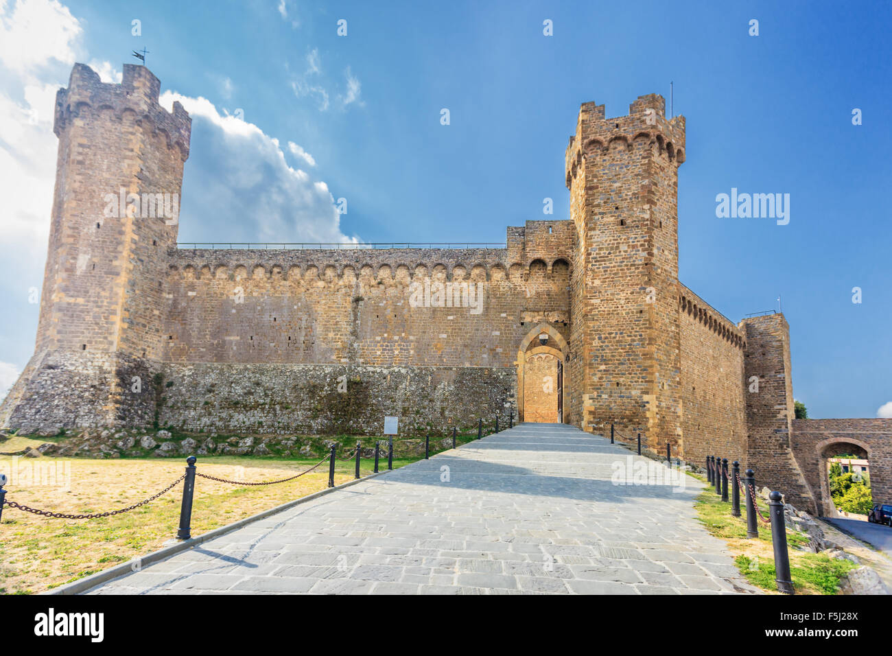 Montalcino-Schloss in der Toskana. Konzentrieren Sie sich auf der rechten Turm Stockfoto
