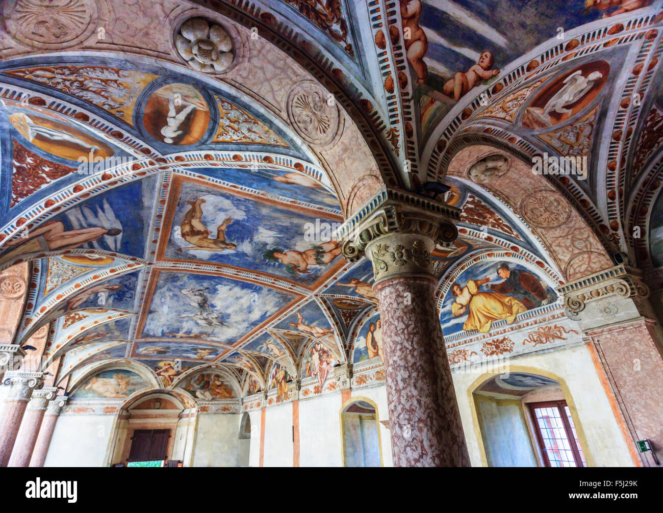 Fresken von Buonconsiglio, alten Burg von Trient. Konzentrieren Sie sich auf der rechten Spalte Stockfoto