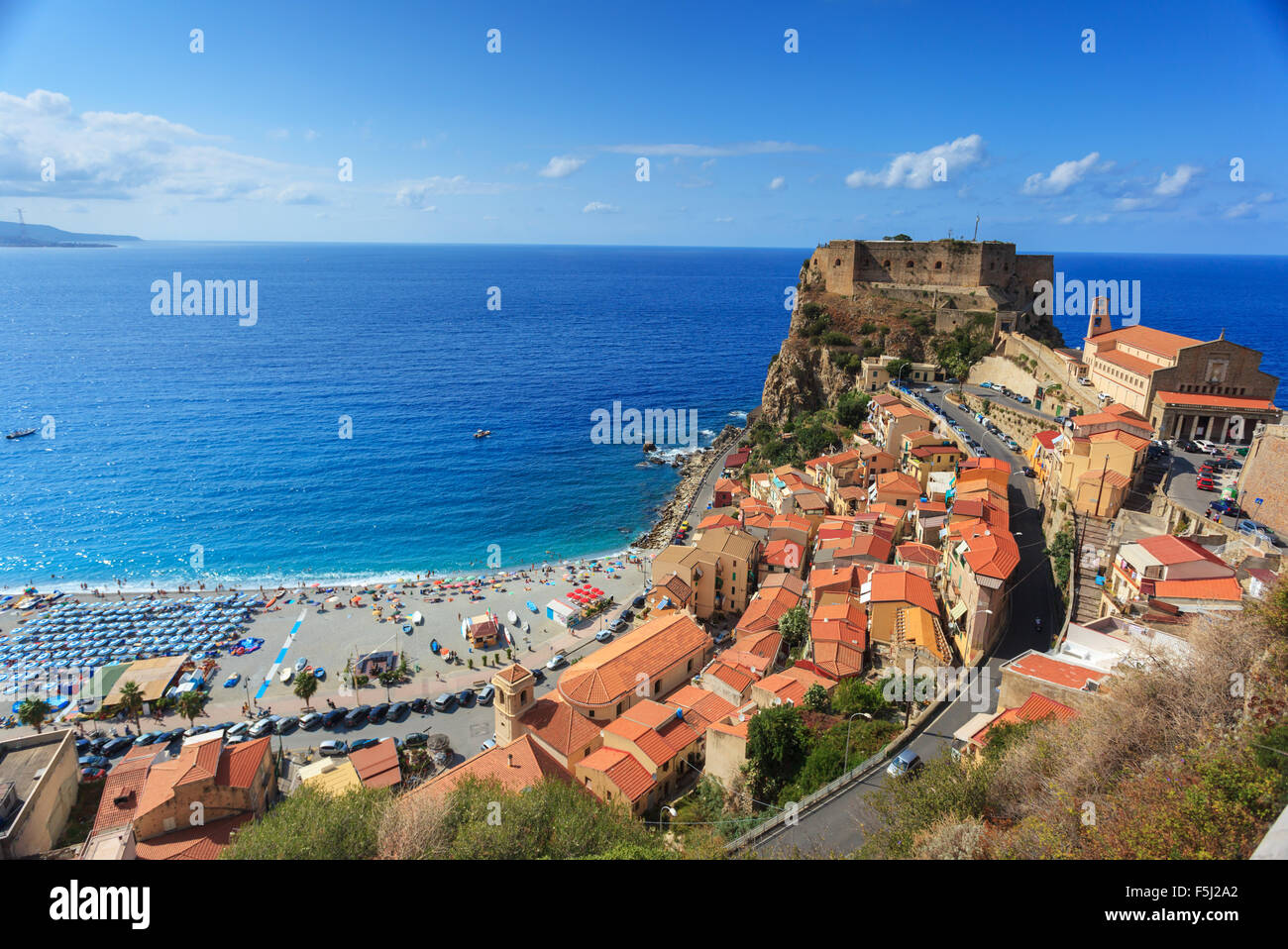 Wunderschöne Aussicht auf Burg Ruffo in Scilla, Kalabrien, Süditalien Stockfoto