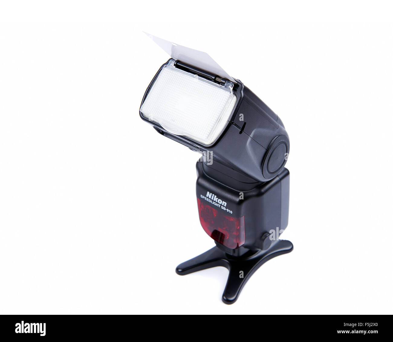 Nikon SB-910 Speedlight mit Reflektor stehen. Isoliert auf weißem Hintergrund. Stockfoto