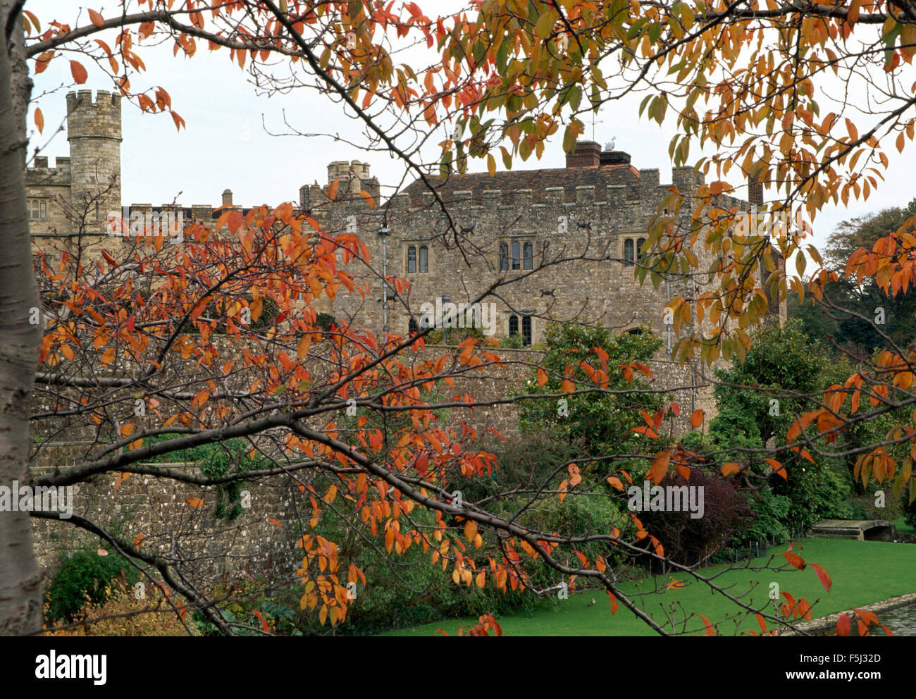 Blick durch ein Herbst Baum eines großen Zinnen mittelalterlichen Hauses Stockfoto