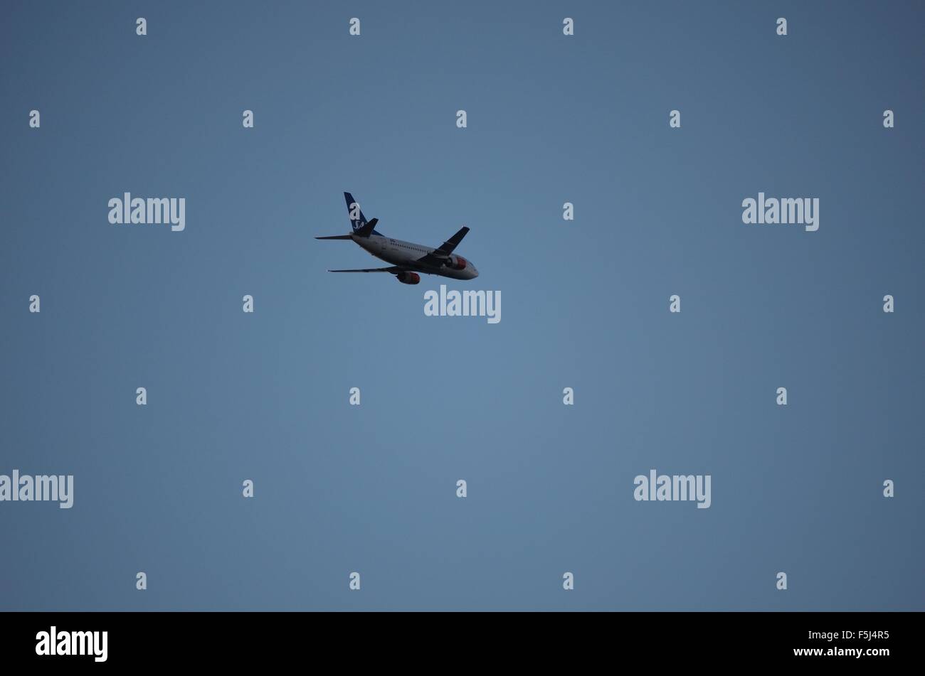 SAS Scandinavian Airlines Flugzeug nehmen ab am blauen Himmel Stockfoto
