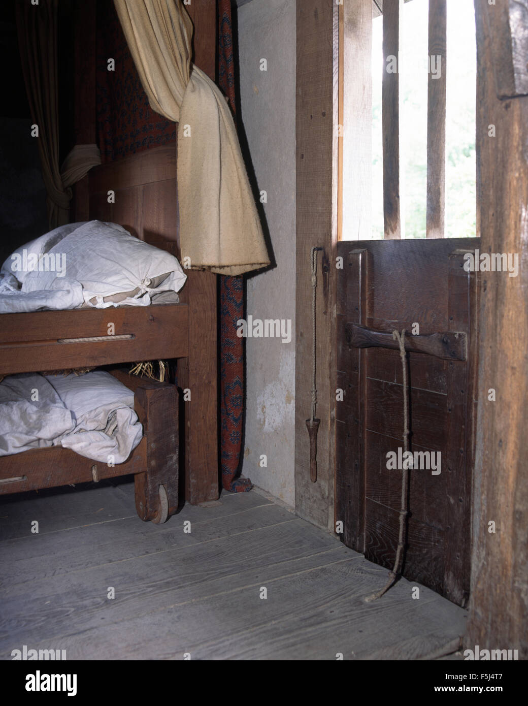 Schlafgemach im Weald and Downland Museum in West Sussex Stockfoto