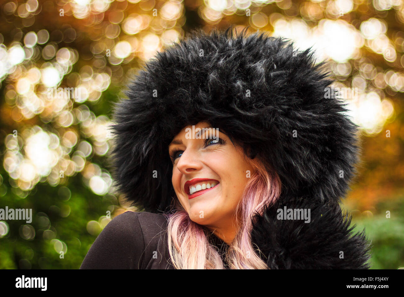 Modell, Weiblich, Bokeh, rot, Herbst, Mode, Pelz, Mütze, Tücher, weich, Hintergrund, Licht, Anzeige, Magazin, Abdeckung, Outfit, Outfits Stockfoto