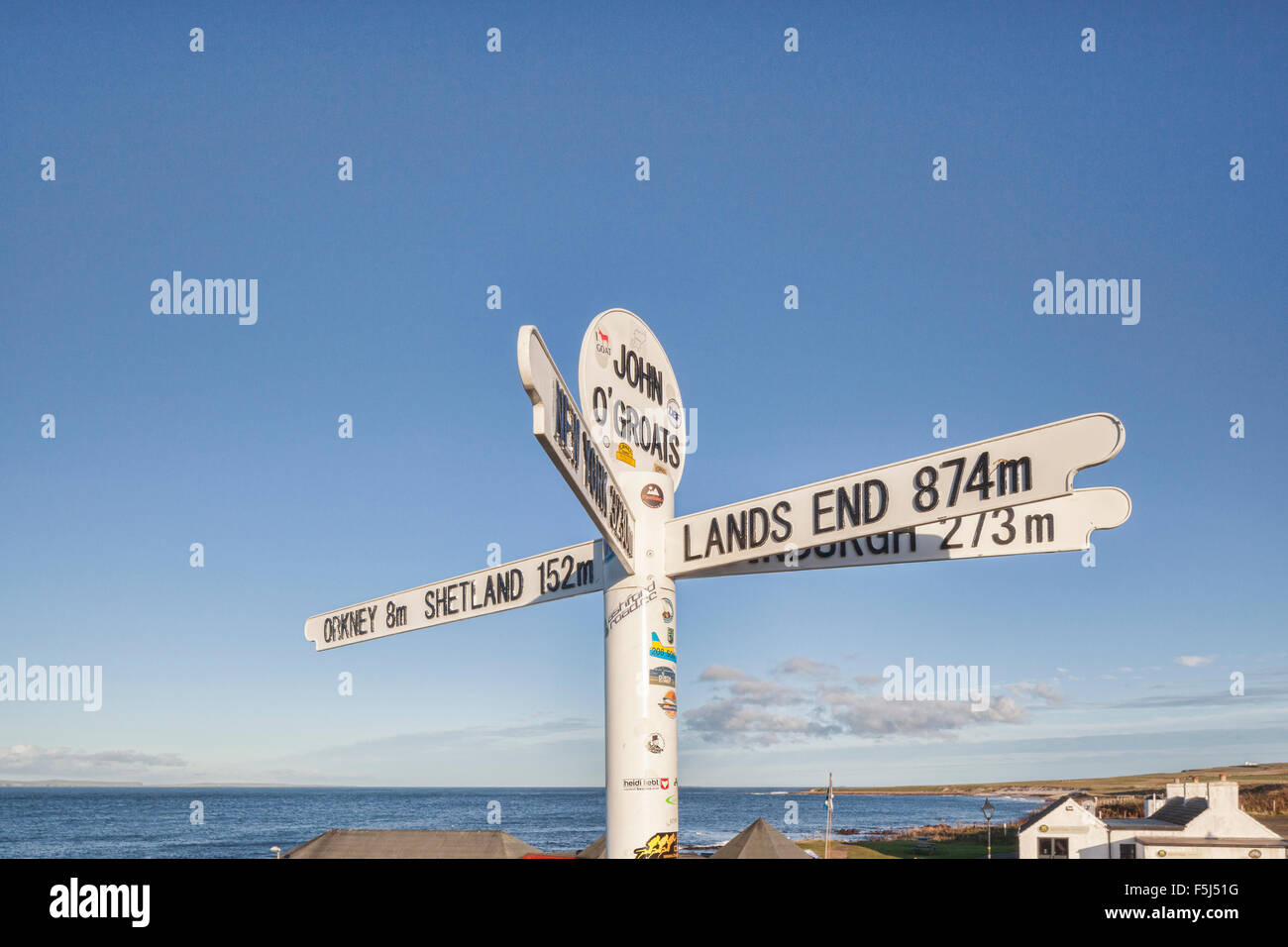 Wegweiser in John o' Groats, im äußersten Nordosten bewohnte Punkt der britischen Insel. Stockfoto