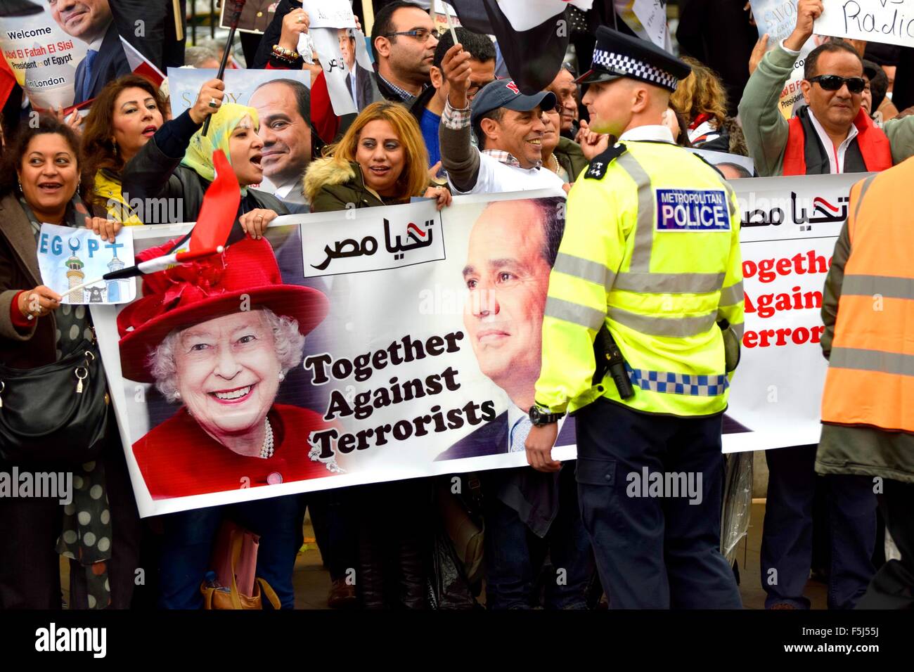 London, UK. 5. November 2015. Demonstranten für und gegen Präsident Sisi von Ägypten zu protestieren in Whitehall auf seine Ankunft in der Downing Street den Premierminister Kredit erfüllen: PjrNews/Alamy Live News Stockfoto