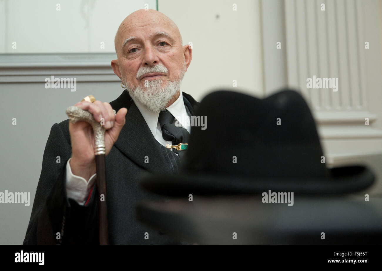 Berlin, Deutschland. 5. November 2015. Künstler Markus Luepertz sitzt in der Ausstellung "nichts Neues. Abstraktion noch aussteht. "im Bode-Museum in Berlin, Deutschland, 5. November 2015. Die Ausstellung ist bis zum 7. Februar 2016 zu sehen. Foto: Jörg CARSTENSEN/Dpa/Alamy Live News Stockfoto