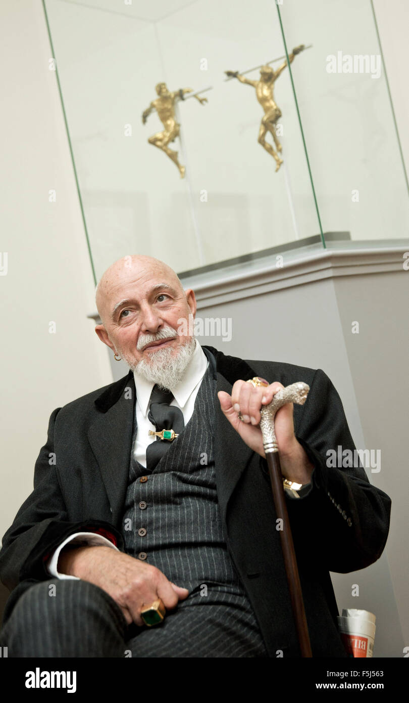 Berlin, Deutschland. 5. November 2015. Künstler Markus Luepertz sitzt vor Bronzefiguren von Georg Petel in der Ausstellung "nichts Neues. Abstraktion noch aussteht. "im Bode-Museum in Berlin, Deutschland, 5. November 2015. Die Ausstellung ist bis zum 7. Februar 2016 zu sehen. Foto: Jörg CARSTENSEN/Dpa/Alamy Live News Stockfoto