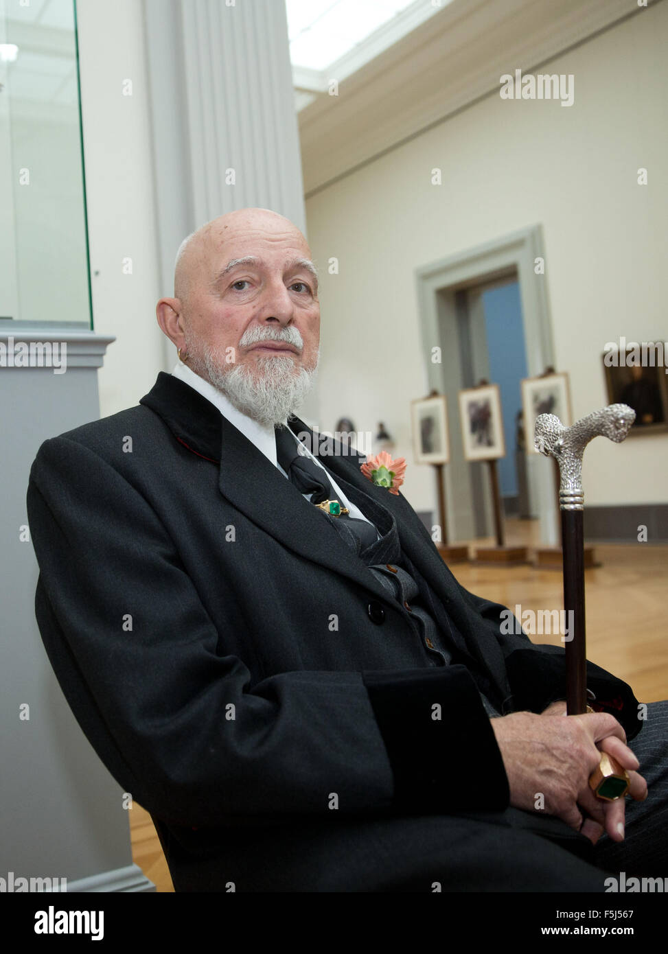 Berlin, Deutschland. 5. November 2015. Künstler Markus Luepertz sitzt in der Ausstellung "nichts Neues. Abstraktion noch aussteht. "im Bode-Museum in Berlin, Deutschland, 5. November 2015. Die Ausstellung ist bis zum 7. Februar 2016 zu sehen. Foto: Jörg CARSTENSEN/Dpa/Alamy Live News Stockfoto