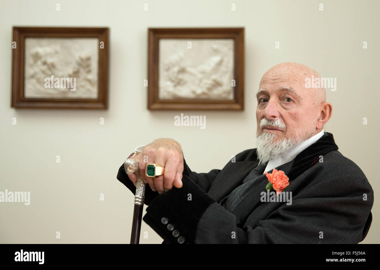 Berlin, Deutschland. 5. November 2015. Künstler Markus Luepertz sitzt vor Alabaster Platten in der Ausstellung "nichts Neues. Abstraktion noch aussteht. "im Bode-Museum in Berlin, Deutschland, 5. November 2015. Die Ausstellung ist bis zum 7. Februar 2016 zu sehen. Foto: Jörg CARSTENSEN/Dpa/Alamy Live News Stockfoto