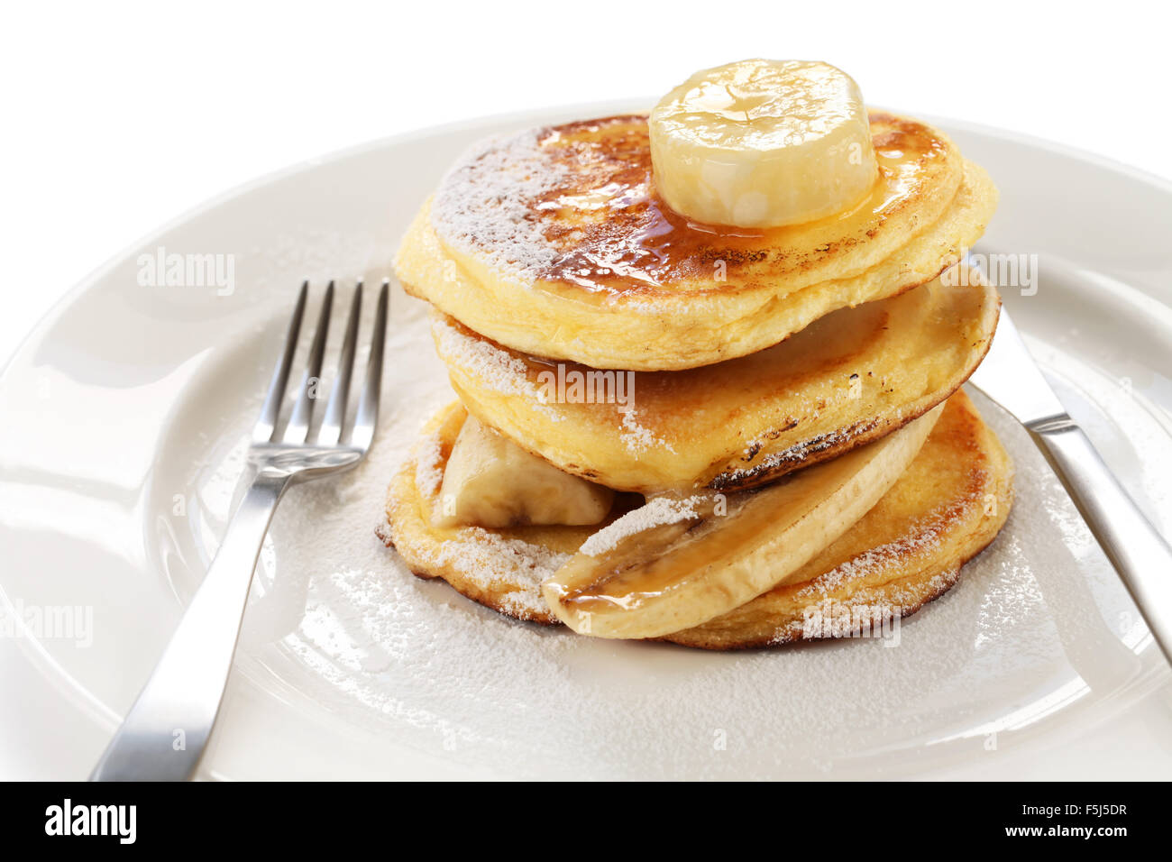 flauschige Ricotta-Pfannkuchen mit Banane isoliert auf weißem Hintergrund Stockfoto