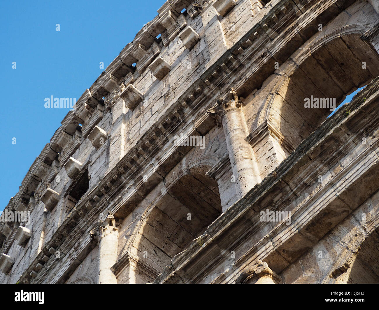Kolosseum-Detail mit blauem Himmel, Rom, Italien Stockfoto