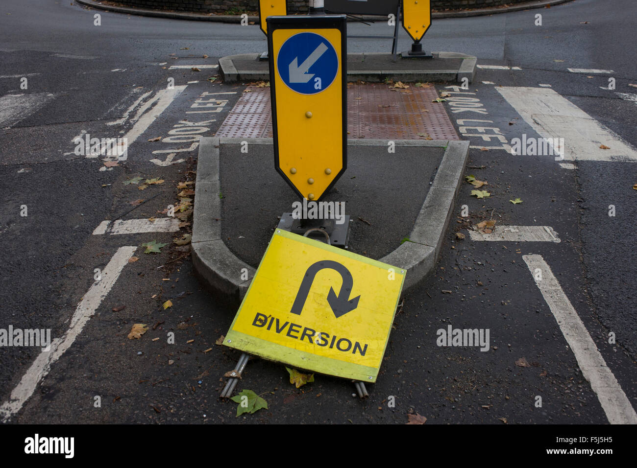 Verwirrend und Widerspruch eines Zeichens Abzweigung in der Nähe eines Kreisverkehrs in East Dulwich, Südlondon. Stockfoto