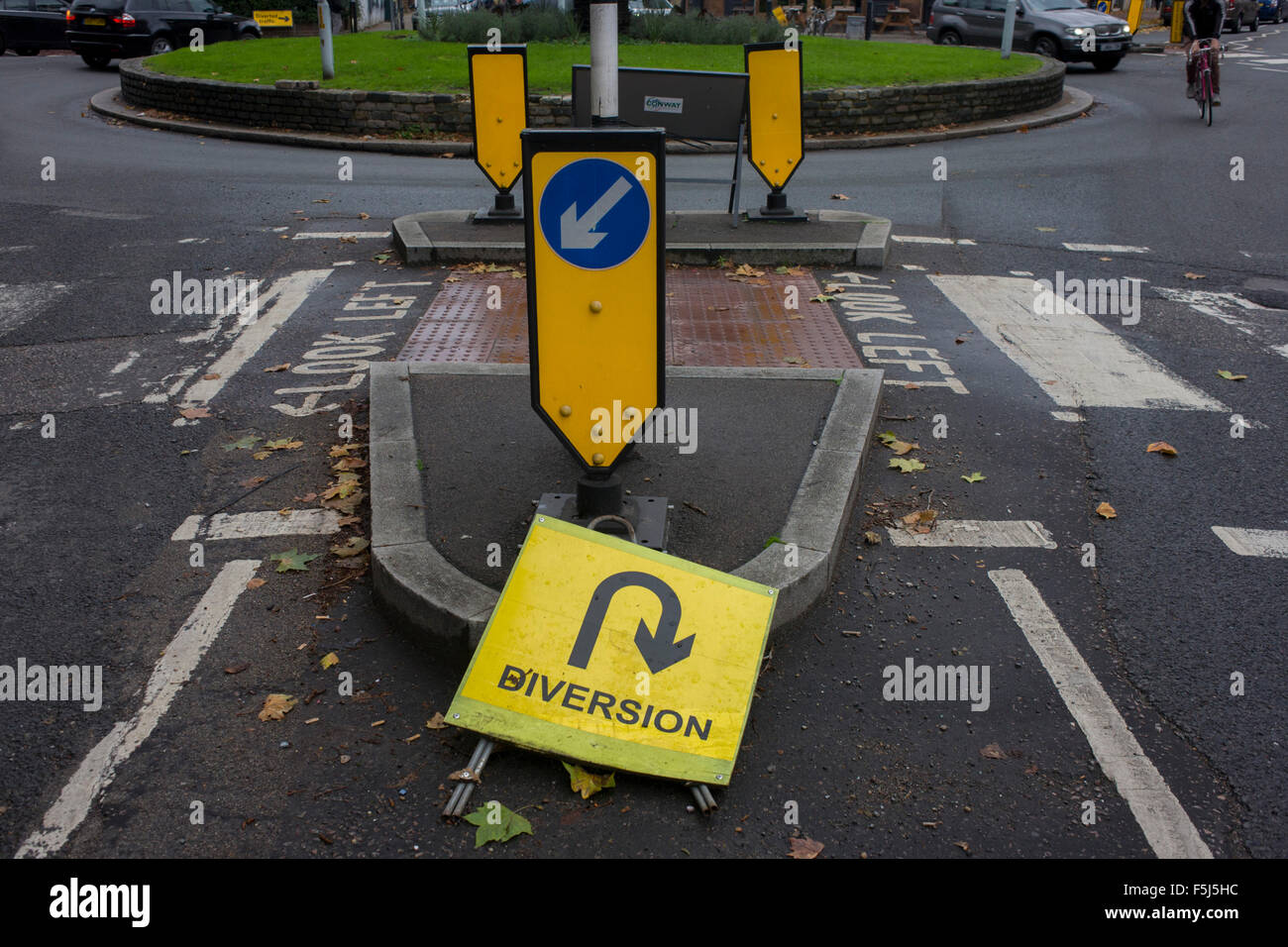 Verwirrend und Widerspruch eines Zeichens Abzweigung in der Nähe eines Kreisverkehrs in East Dulwich, Südlondon. Stockfoto