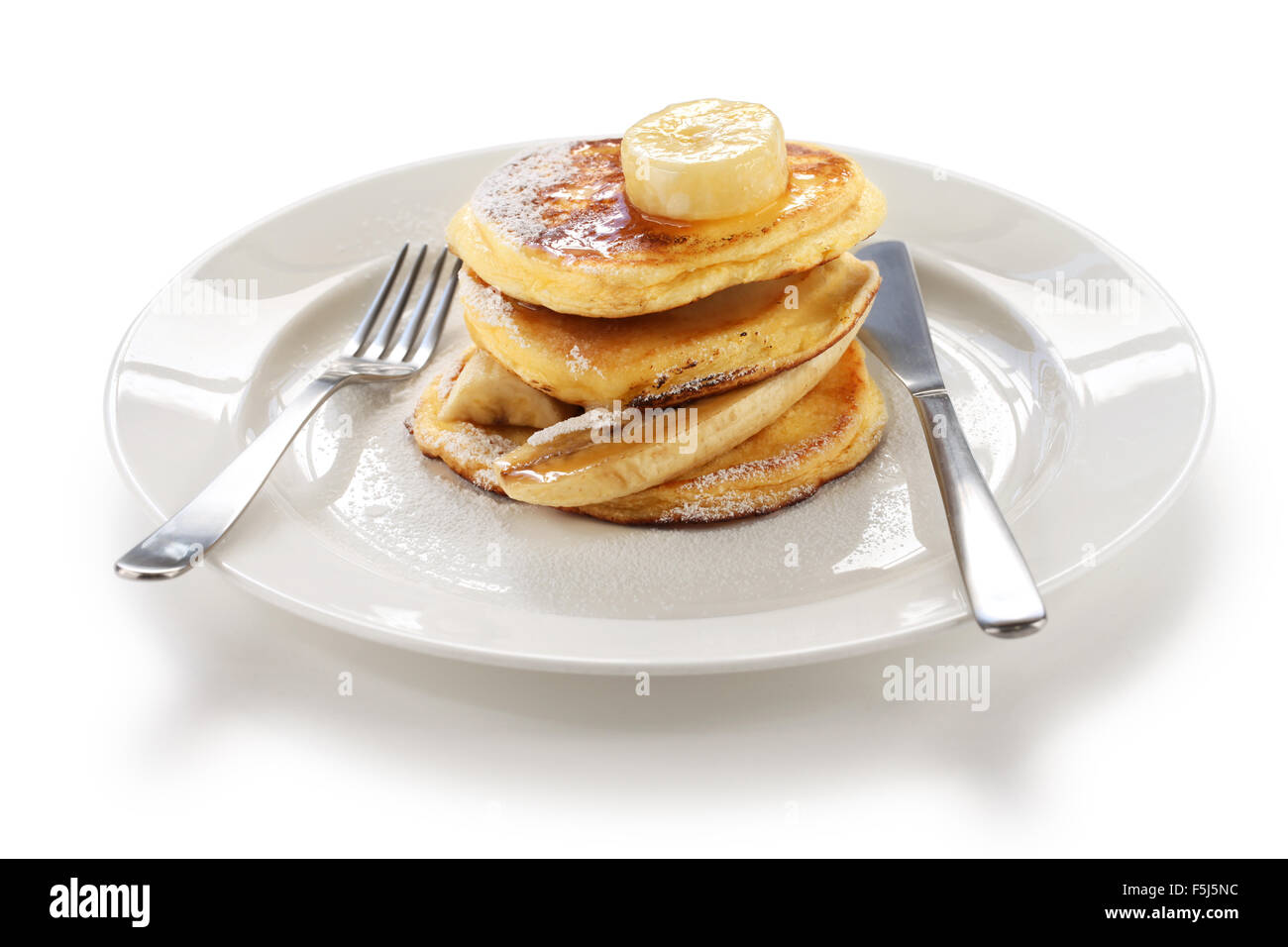 flauschige Ricotta-Pfannkuchen mit Banane isoliert auf weißem Hintergrund Stockfoto