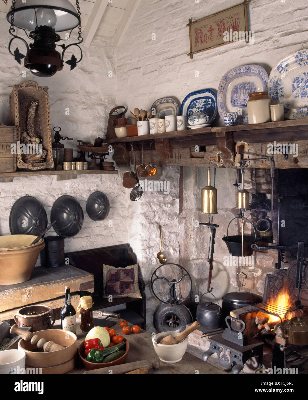 Kochutensilien und Zutaten auf Tisch vor dem Kamin in der Küche auf Penhow Castle in Wales Stockfoto