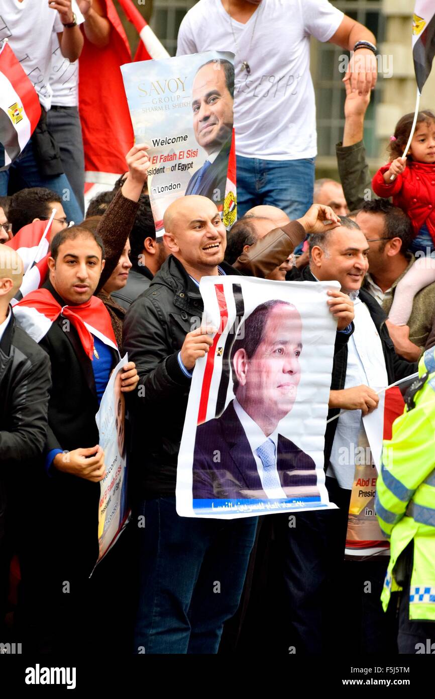 London, UK. 5. November 2015. Demonstranten für und gegen Präsident Sisi von Ägypten zu protestieren in Whitehall auf seine Ankunft in der Downing Street den Premierminister Kredit erfüllen: PjrNews/Alamy Live News Stockfoto