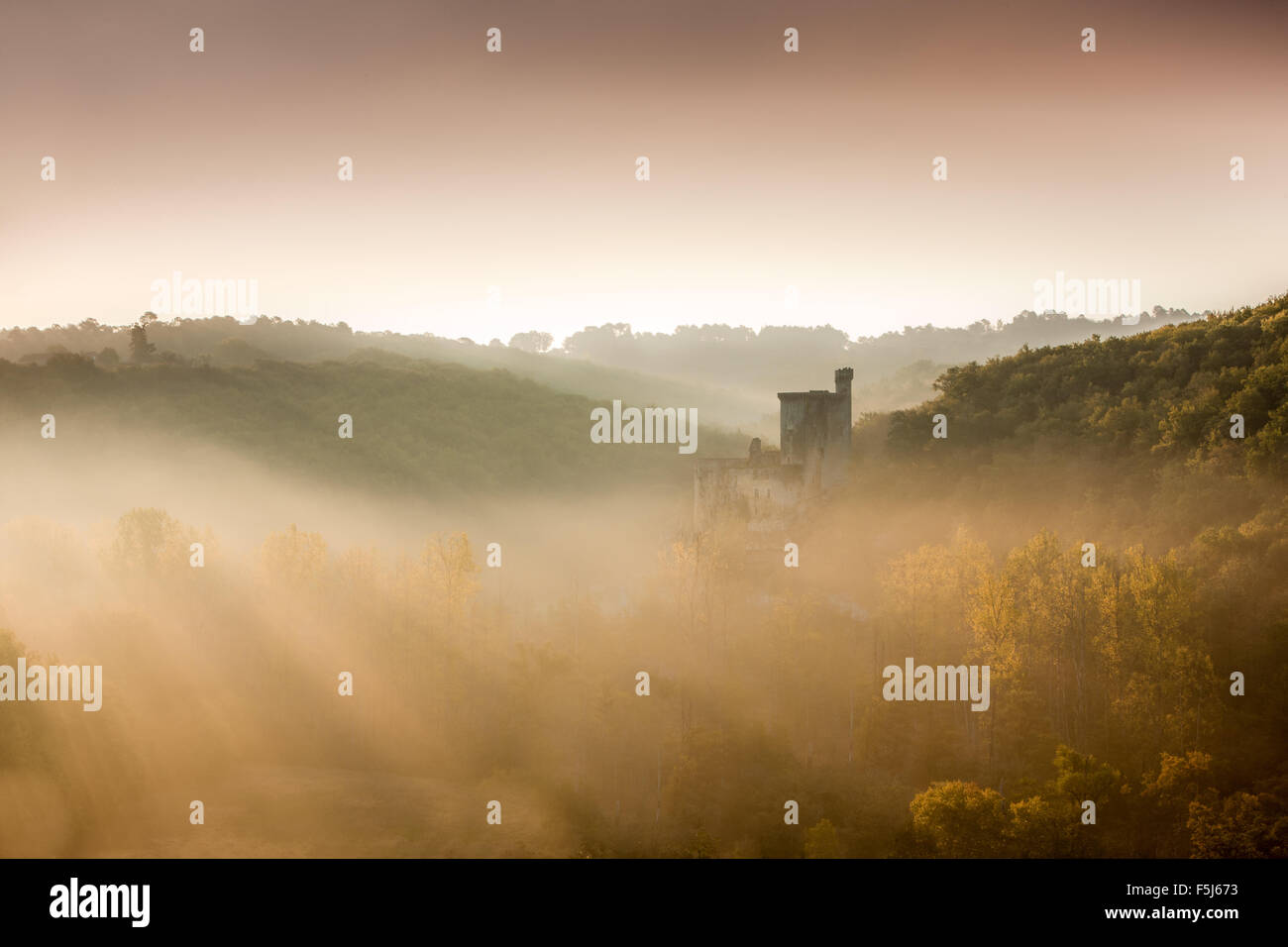 Châteaux Commarque bei Sonnenaufgang Stockfoto