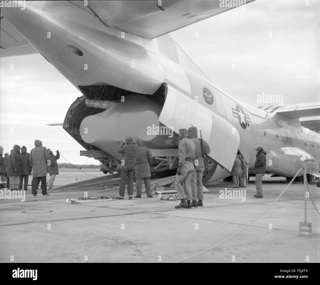 Bild aus der Atlas Collection, das möglicherweise Militär- oder Luft- und Raumfahrttechnologie zeigt und kritische Konstruktionselemente oder Betriebskomponenten hervorhebt. Stockfoto