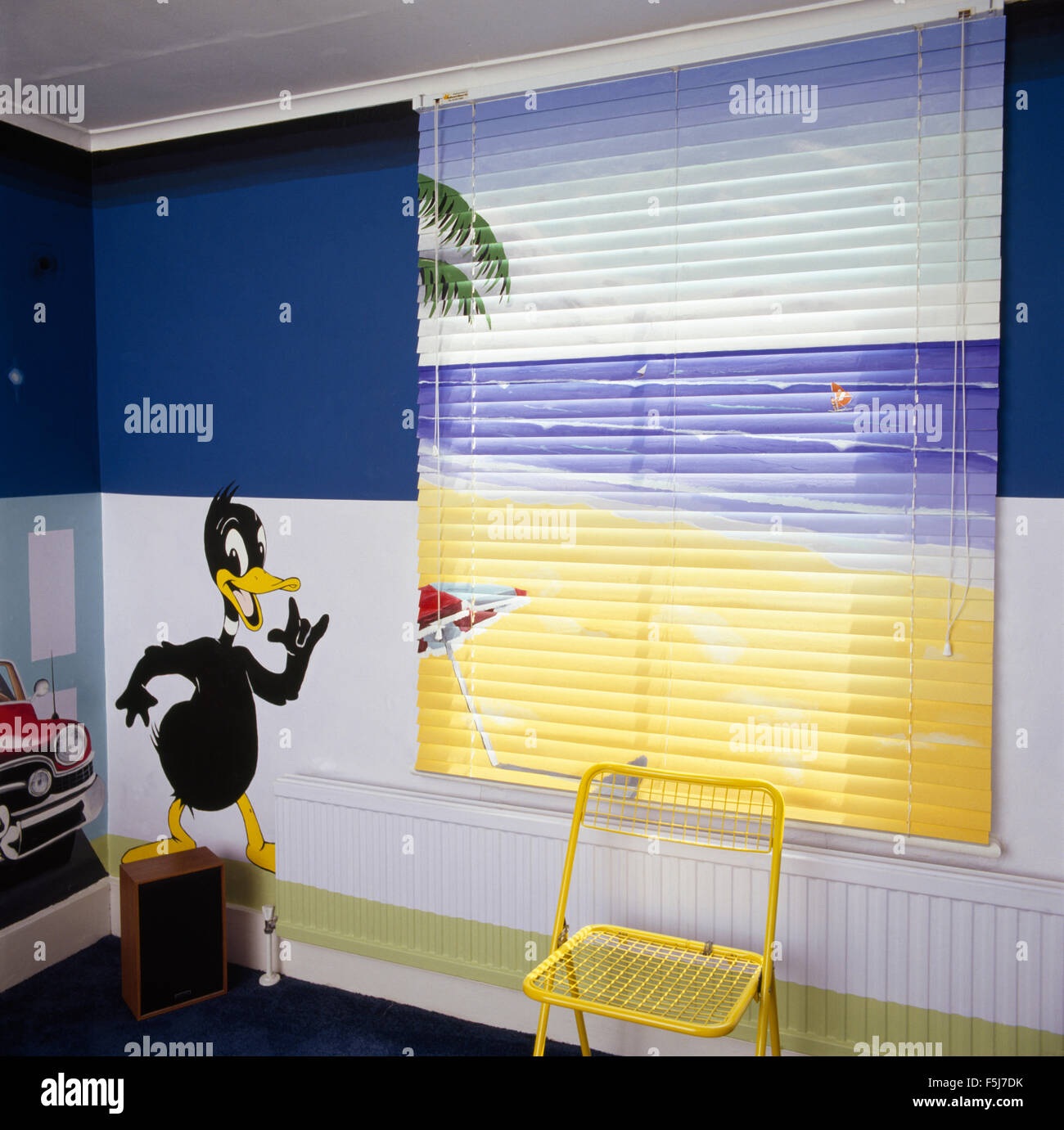 Disney-Cartoon-Figur auf Wand neben gemalten Jalousie des Kindes der siebziger Jahre gemalt Schlafzimmer Stockfoto
