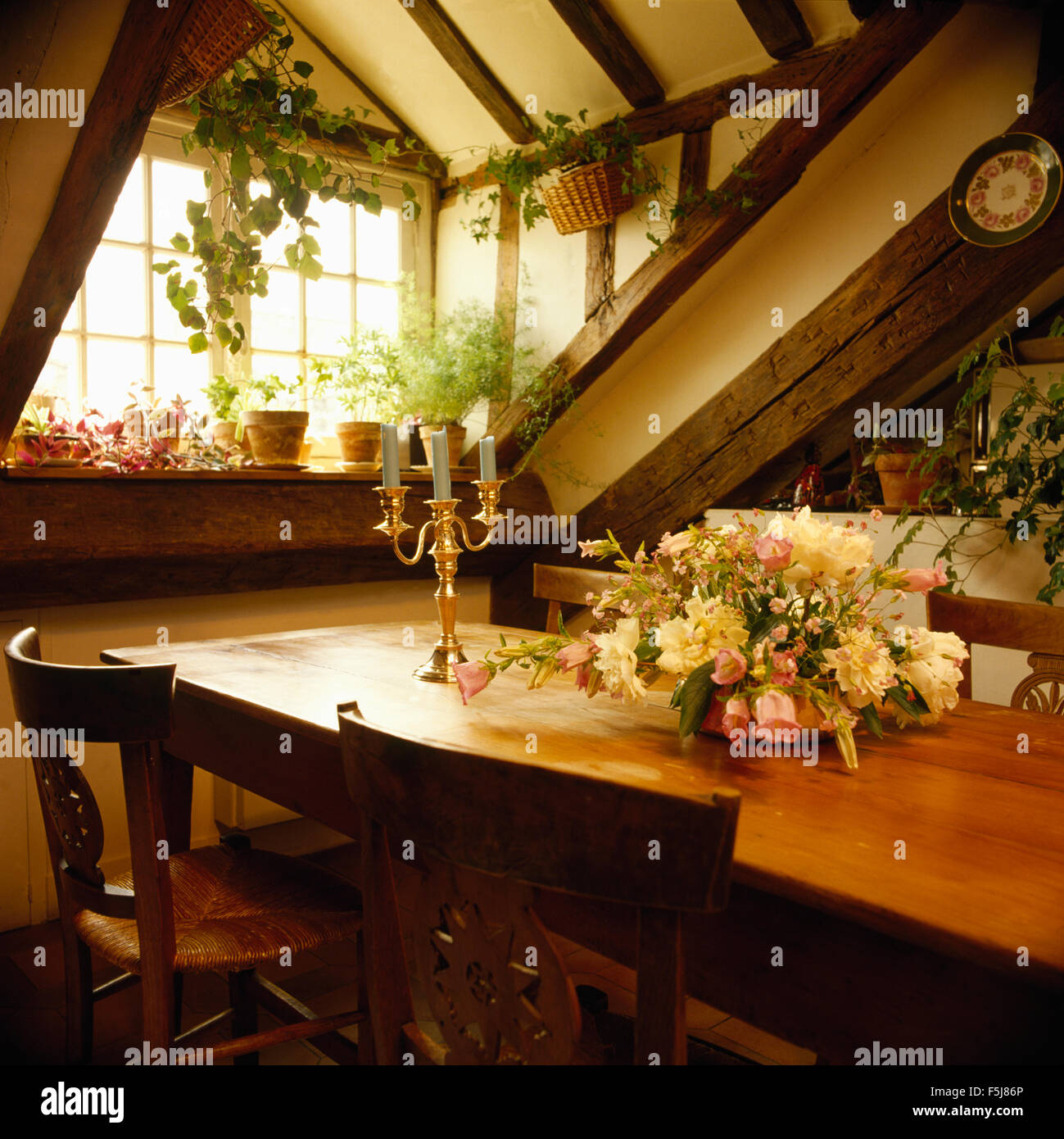 Blumenarrangement am Esstisch in der achtziger Jahre loft-Wohnung in Paris Stockfoto