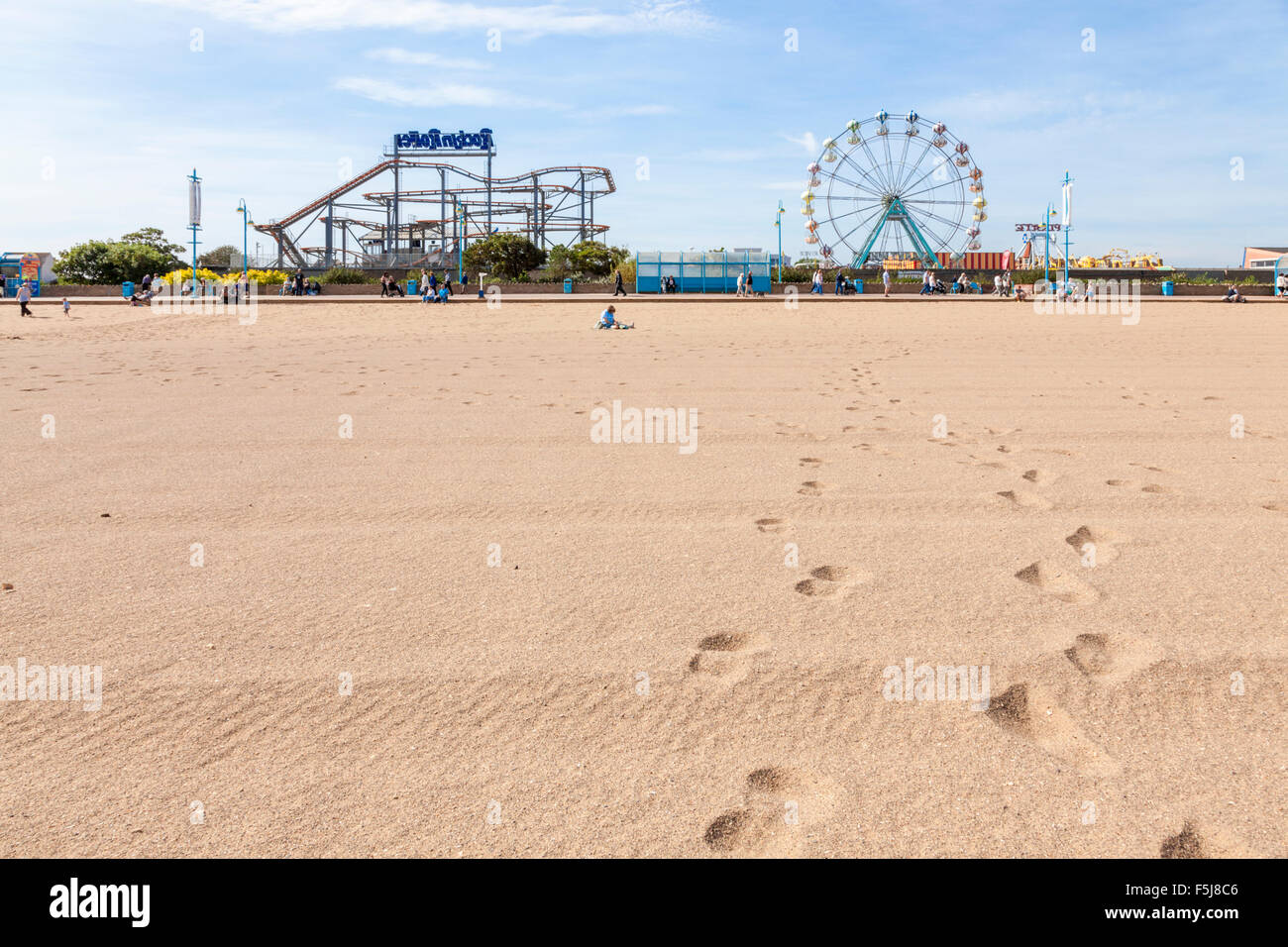 Englisch am Meer im Sommer. Fußabdrücke auf Skegness Strand führt zum Pleasure Beach Messegelände, Skegness, Lincolnshire, England, Großbritannien Stockfoto