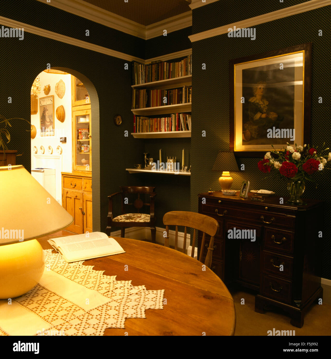 Beleuchtete Lampe Auf Einer Kiefer Tabelle In Ein Dunkles Grun 70er Jahre Esszimmer Stockfoto Bild 89527566 Alamy