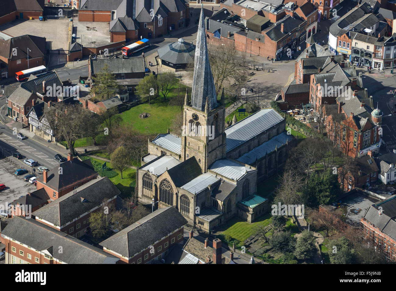 Eine Luftaufnahme der Church of St Mary und Allerheiligen in Chesterfield, Derbyshire. Die berühmten Crooked Spire Stockfoto