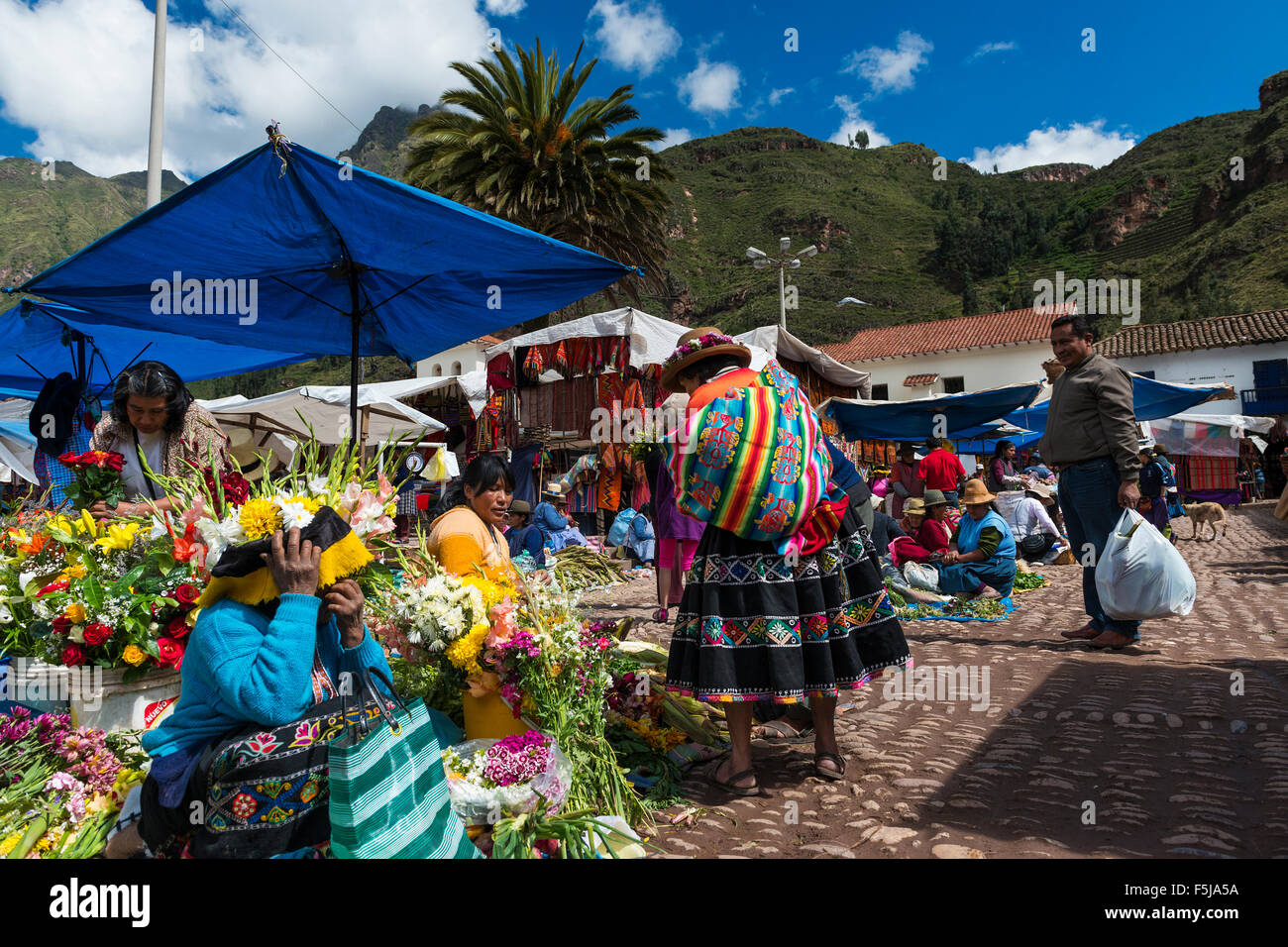 Pisac, Peru - Dezember 2013: Einheimische auf einem Markt in der Stadt von Pisac, im Heiligen Tal. Stockfoto