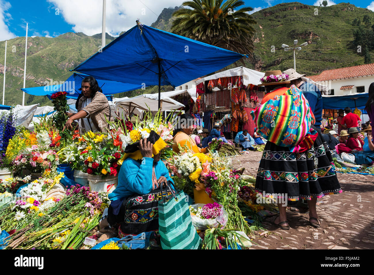 Pisac, Peru - Dezember 2013: Einheimische auf einem Markt in der Stadt von Pisac, im Heiligen Tal. Stockfoto