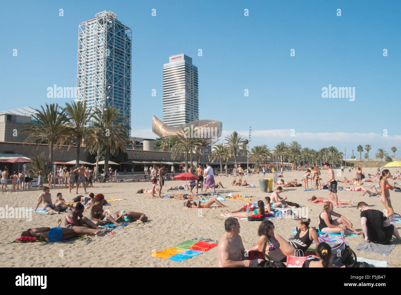 Twin Towers, Büroturm Torre Mapfre, Hotel Arts, Gehrys Riese Kupfer Peix (Fisch) Skulptur, Strand von Barceloneta, Barcelona. Stockfoto