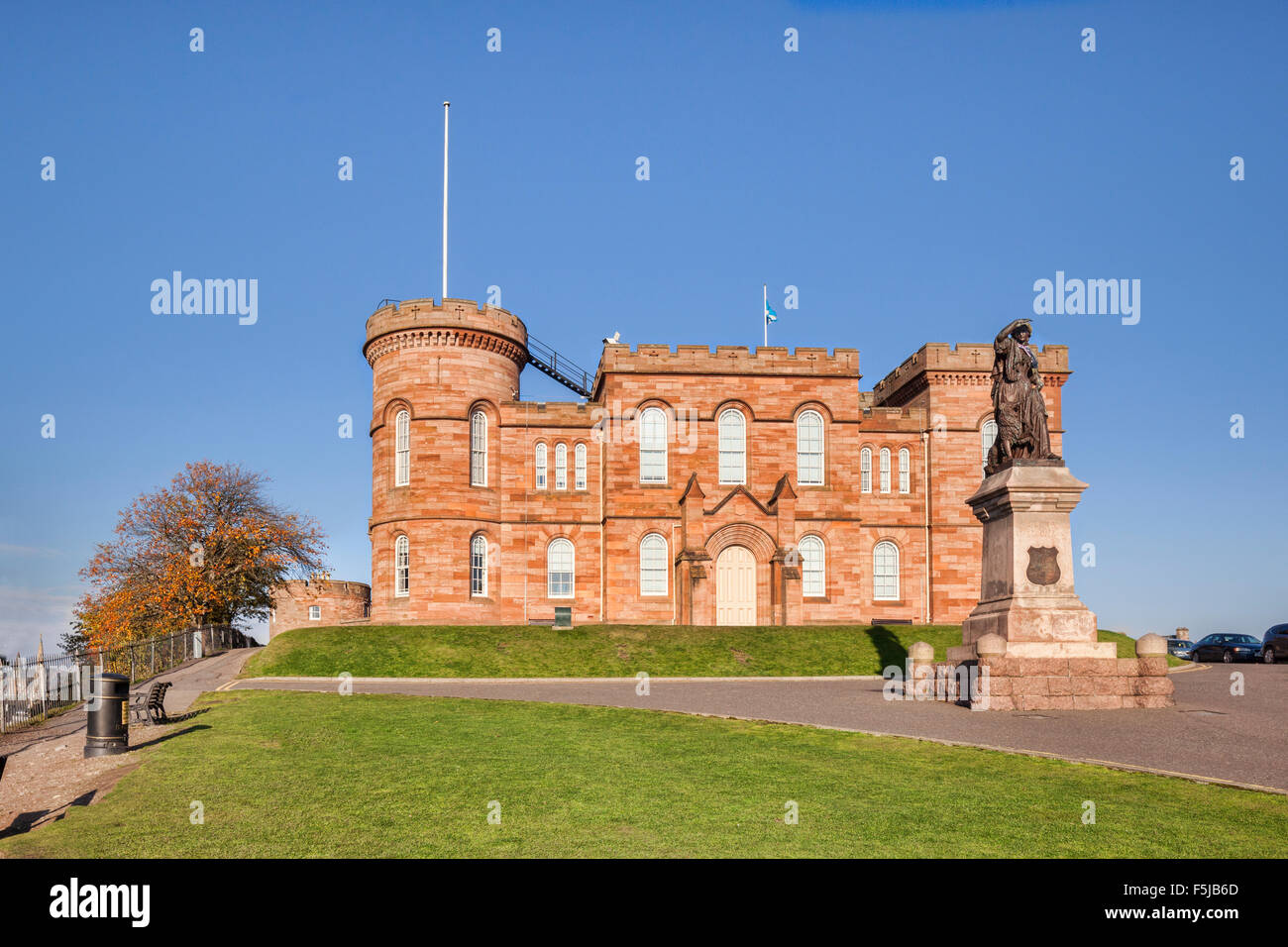Inverness Castle und Statue von Flora MacDonald, Inverness, Highland, Schottland, Vereinigtes Königreich. Stockfoto