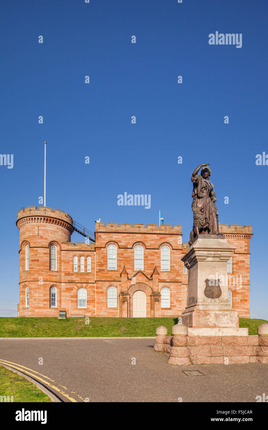 Inverness Castle und Statue von Flora MacDonald, Inverness, Highland, Schottland, Vereinigtes Königreich. Stockfoto