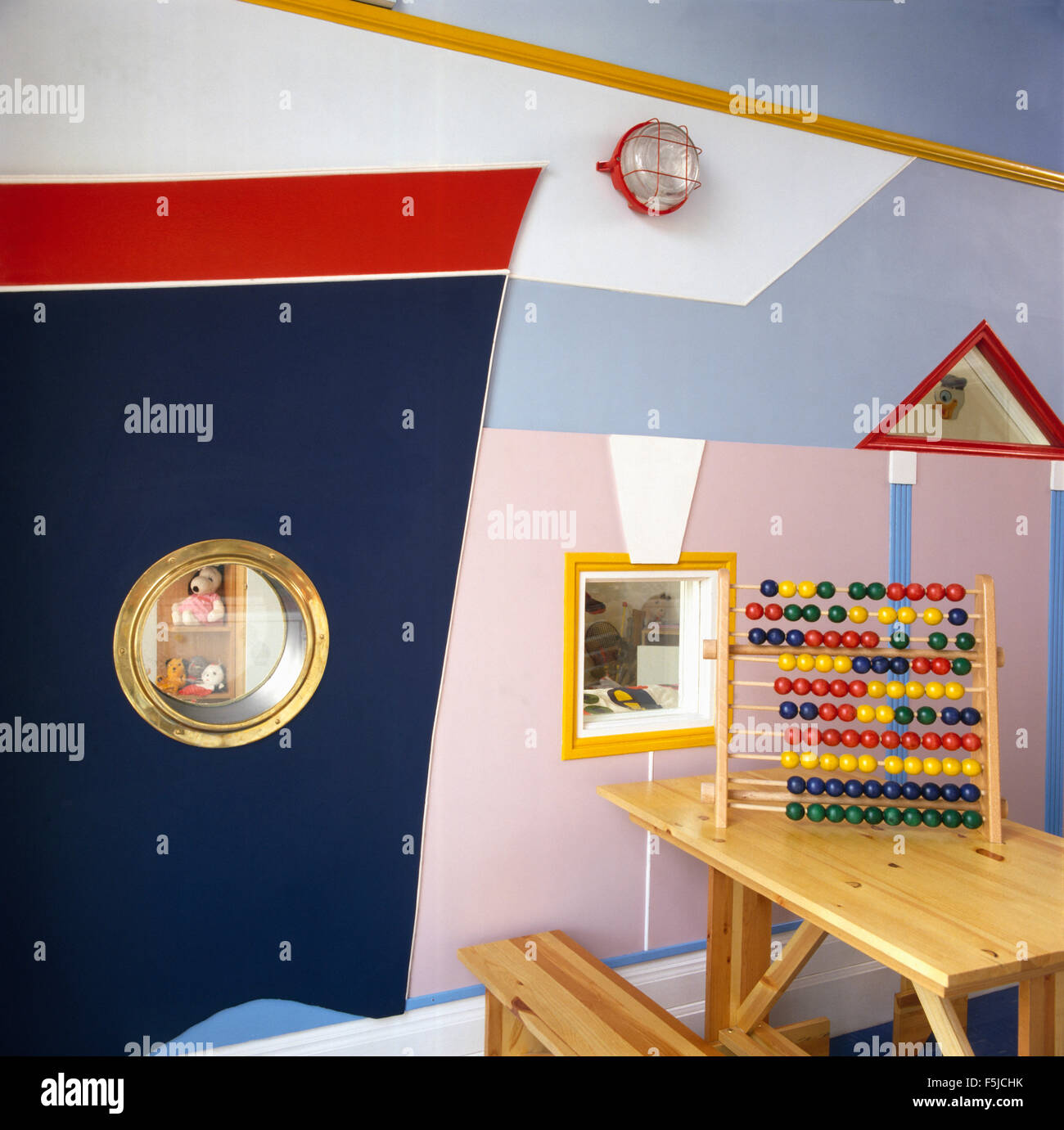 Abacus auf Kiefer Tisch Kinder der 80er Jahre nautischen Themen Spielzimmer Stockfoto