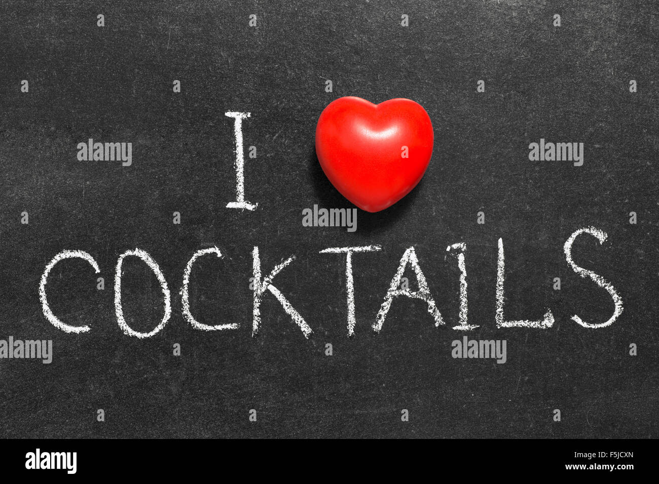 Ich liebe Cocktails Ausdruck handschriftlich auf Tafel mit Herzsymbol statt O Stockfoto