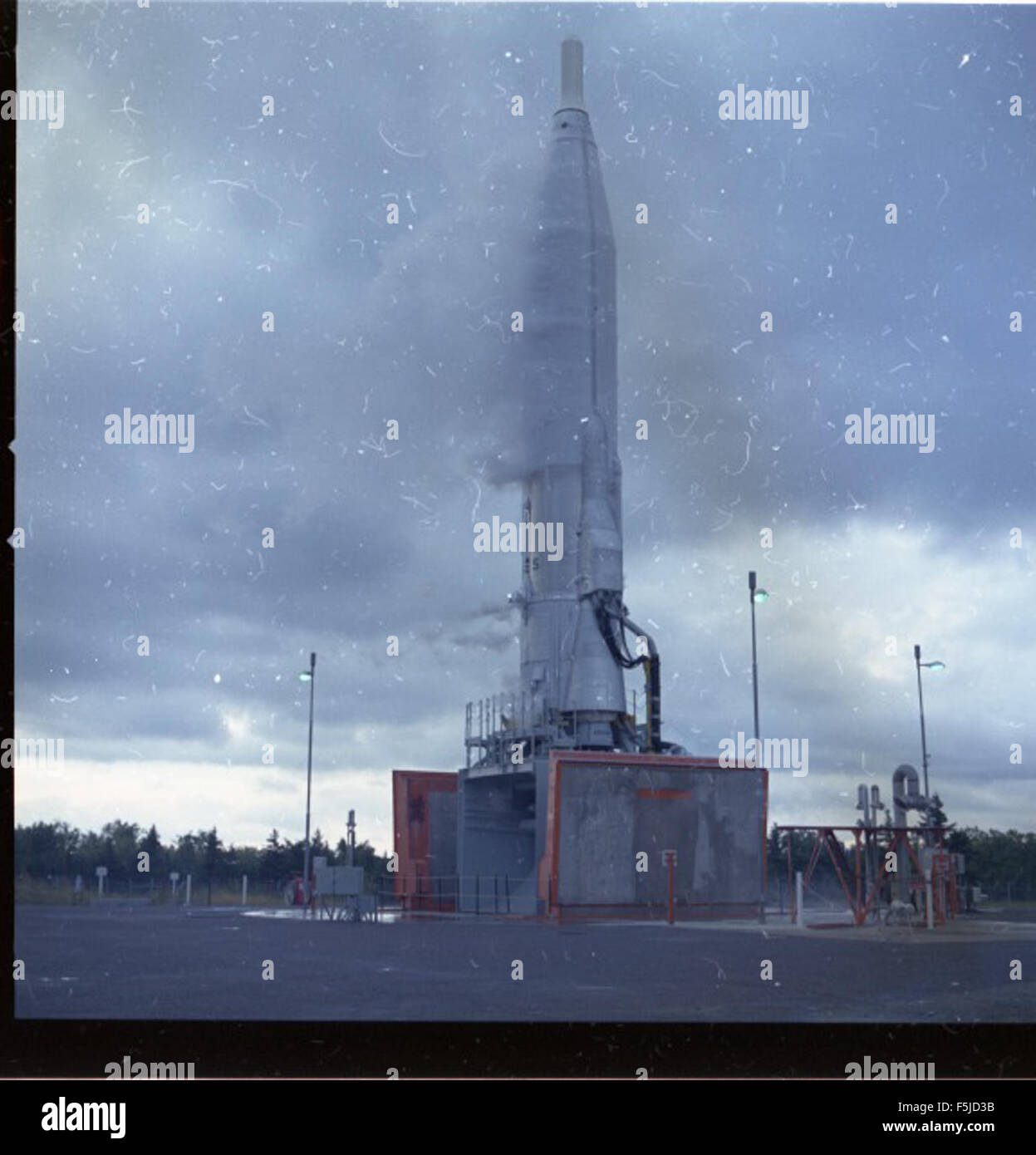 Dieses Bild aus der Atlas negative Collection zeigt ein Frühphasen- oder Experimentiermodell im Zusammenhang mit dem Atlas-Raketensystem. Die Sammlung dokumentiert wichtige Meilensteine bei der Entwicklung der Atlas-Rakete und ihrer Anwendungen im Raumfahrt- und Verteidigungssektor. Stockfoto