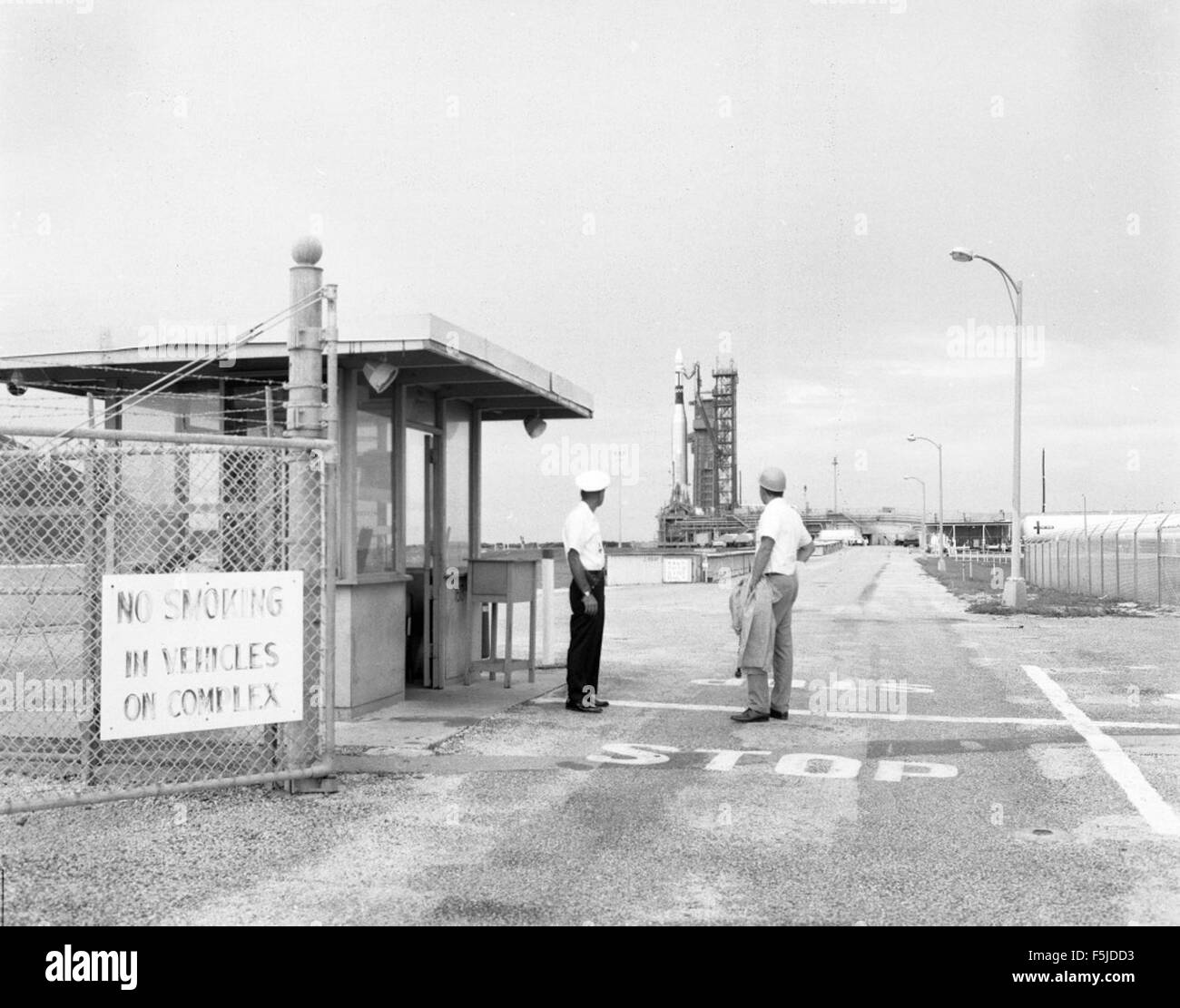 Die Atlas-225D-Rakete und VELA Agena sind in diesem Bild detailliert dargestellt. Sie zeigen VELA 3 während der Vorbereitung des Fluges für eine Satellitenstartmission. Stockfoto