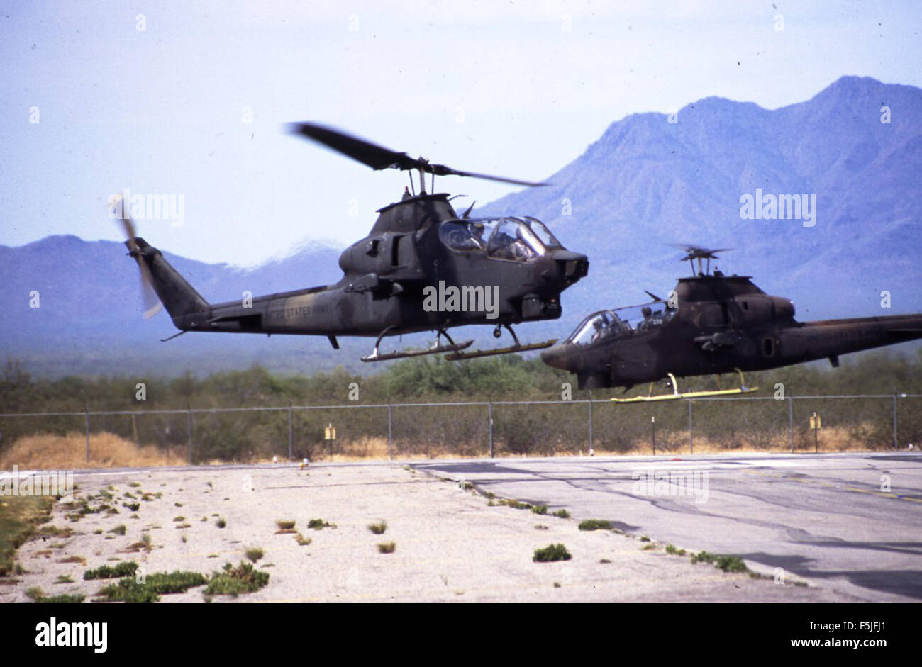 Bell AH-1S Cobra, Seriennummer 67-15708, von der Arizona National Guard's WAATS, wird während einer Trainingsübung in Marana, Arizona, im Mai 1992 gezeigt. Stockfoto