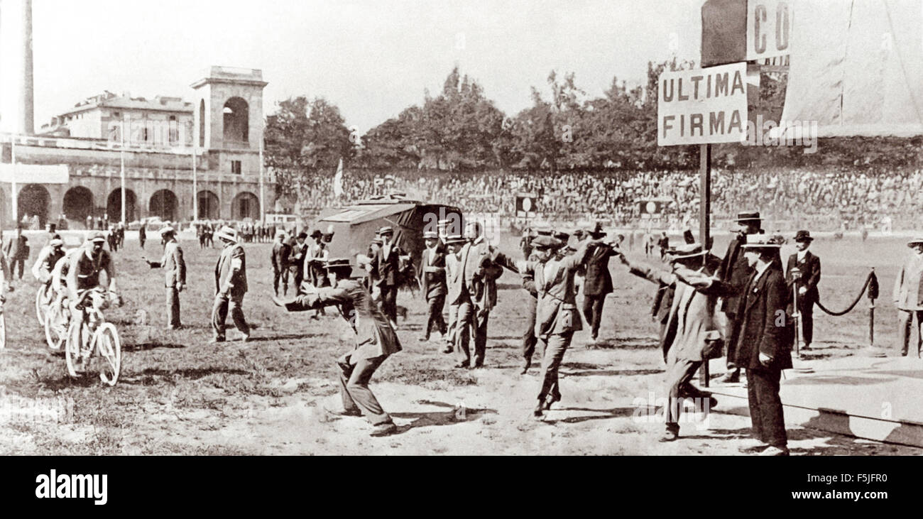 Die 1909 Ziellinie in Mailand für das erste Radrennen Giro d ' Italia (Italien-Rundfahrt). Foto aufgenommen am 13. Mai 1909 Stockfoto