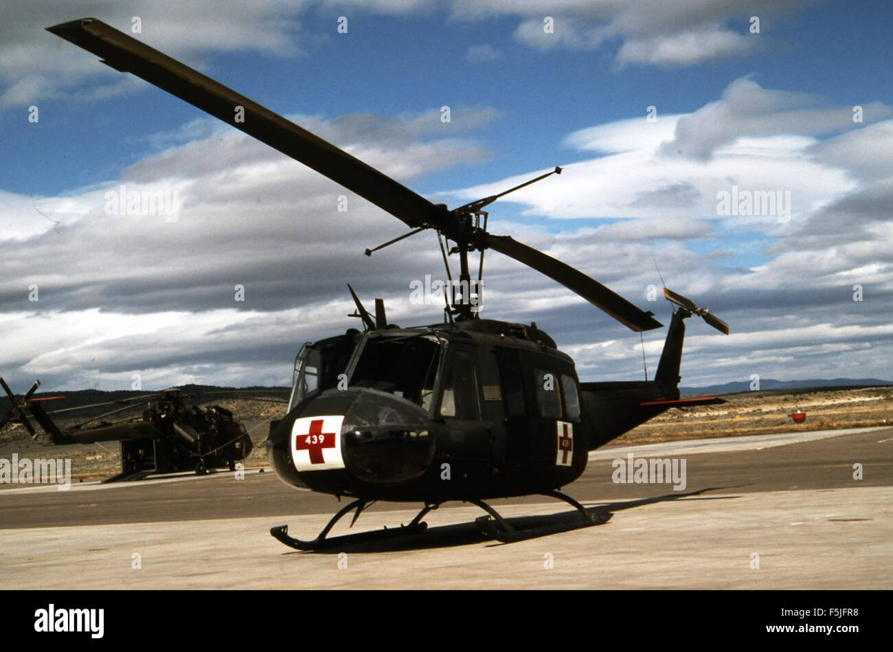 Die Bell UH-1V, Hecknummer 439, wurde am 19. Mai 1990 fotografiert, um einen wichtigen Moment im Einsatz des Flugzeugs zu erfassen. Das Bild spiegelt die Rolle des UH-1V bei militärischen Operationen und seine technologischen Merkmale wider. Stockfoto