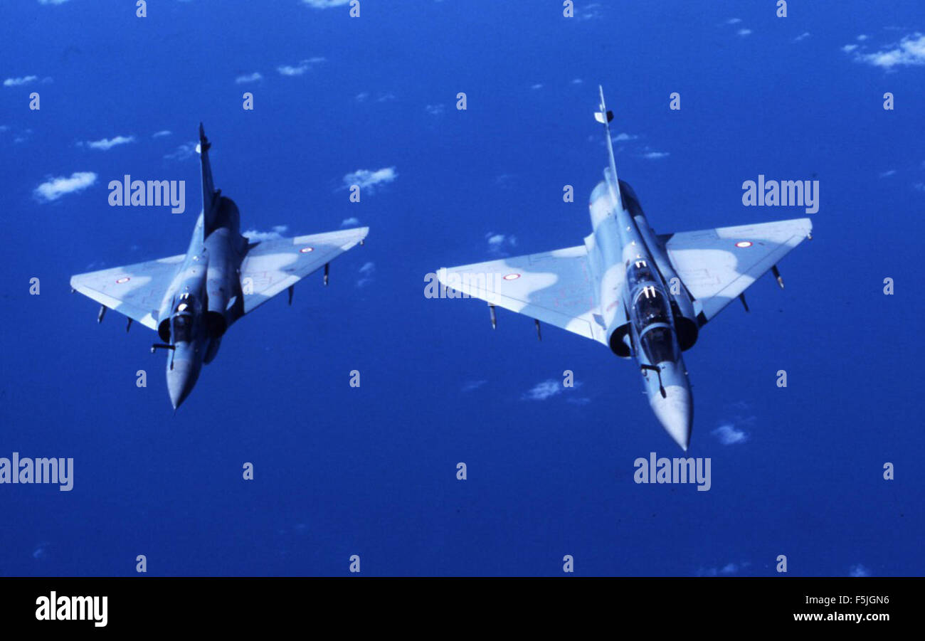 Die Dassault Mirage 2000 B, ein in Frankreich hergestelltes Mehrzweck-Kampfflugzeug, wird ausgestellt. Diese Variante, die 2000 B, wurde für Trainings- und Aufklärungsaufgaben entwickelt und zeigt fortgeschrittene Avionik und Agilität für ihre Zeit. Stockfoto Die Dassault Mirage 2000 B, ein in Frankreich hergestelltes Mehrzweck-Kampfflugzeug, wird ausgestellt. Diese Variante, die 2000 B, wurde für Trainings- und Aufklärungsaufgaben entwickelt und zeigt fortgeschrittene Avionik und Agilität für ihre Zeit. Stockfoto