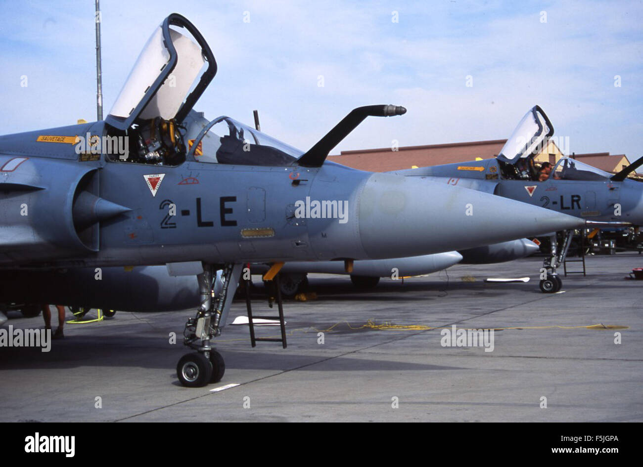 Die Dassault Mirage 2000 C 20 2-LE, die am 23. Juni 1992 auf der Luftwaffenbasis Nellis stationiert wurde, ist ein französischer Mehrzweck-Jet-Kampfflugzeuge, der für seine fortschrittlichen Avionik- und Luftkampffähigkeiten bekannt ist. Stockfoto Die Dassault Mirage 2000 C 20 2-LE, die am 23. Juni 1992 auf der Luftwaffenbasis Nellis stationiert wurde, ist ein französischer Mehrzweck-Jet-Kampfflugzeuge, der für seine fortschrittlichen Avionik- und Luftkampffähigkeiten bekannt ist. Stockfoto