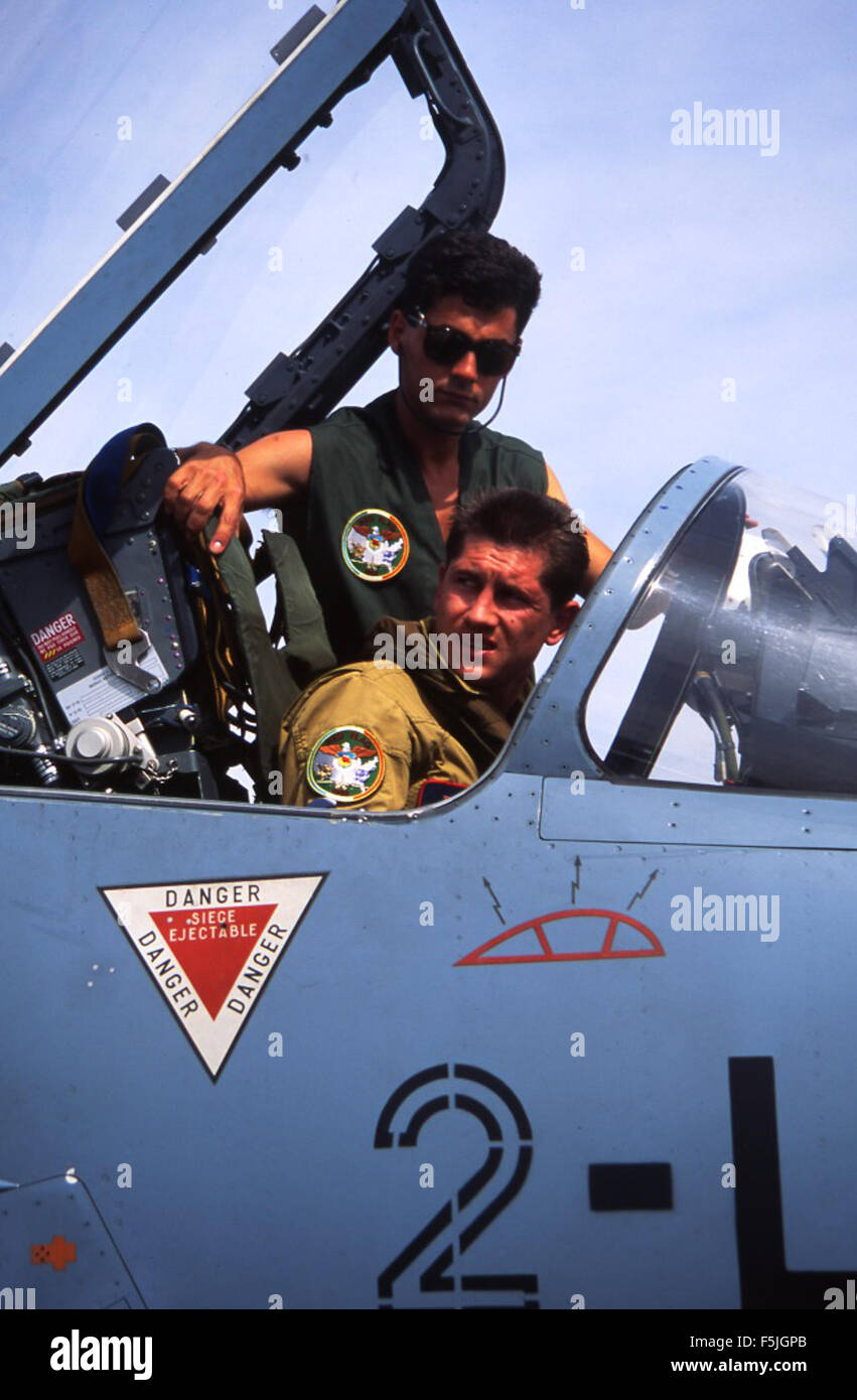 Dassault Mirage 2000 C 20 2-LE auf dem Luftwaffenstützpunkt Nellis während einer Trainingsübung im Juni 1992. Das Flugzeug wird in seiner charakteristischen taktischen Konfiguration gezeigt, die fortschrittliche Avionik und Waffen demonstriert. Stockfoto Dassault Mirage 2000 C 20 2-LE auf dem Luftwaffenstützpunkt Nellis während einer Trainingsübung im Juni 1992. Das Flugzeug wird in seiner charakteristischen taktischen Konfiguration gezeigt, die fortschrittliche Avionik und Waffen demonstriert. Stockfoto
