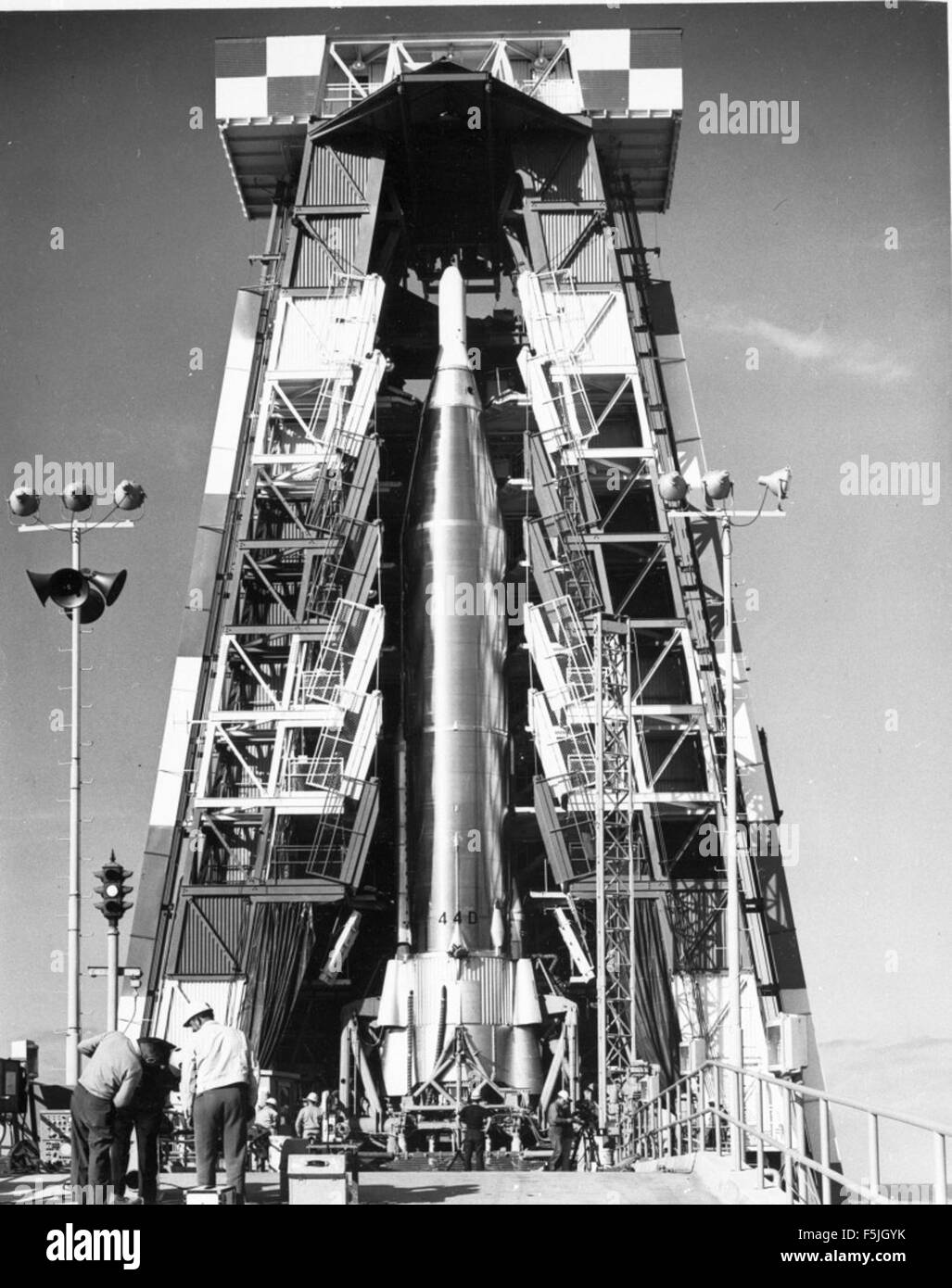 Die Atlas 44D-Rakete wird auf dem Pad am Startkomplex 13 gezeigt, mit der Rakete an Ort und Stelle und bereit für den Test. Dieses Bild bietet einen Einblick in die Vorbereitungen vor dem Start und die Plattformsysteme, die die Raketentechnologie unterstützen. Sie unterstreicht die strategische Bedeutung des Atlas-Raketenprogramms im Kalten Krieg. Stockfoto