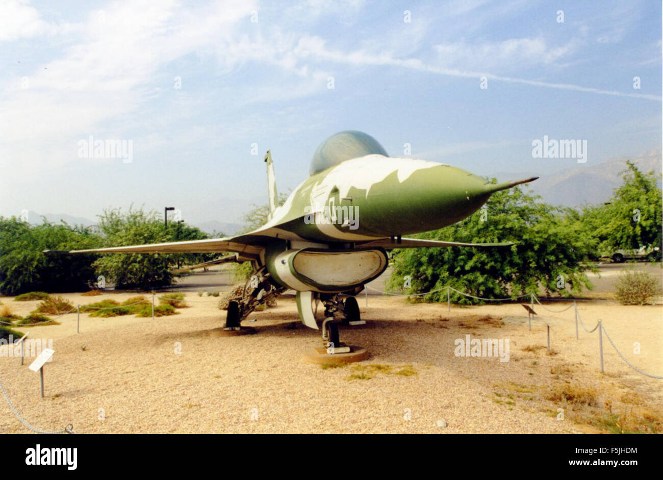 Die General Dynamics F-16N Fighting Falcon, Seriennummer 16327740, ist eine Variante des F-16-Kampfflugzeugs für den Einsatz durch die US Navy. Die F-16N wurde hauptsächlich für die Ausbildung von Kampfpiloten mit fortgeschrittenen Kampffähigkeiten eingesetzt. Stockfoto Die General Dynamics F-16N Fighting Falcon, Seriennummer 16327740, ist eine Variante des F-16-Kampfflugzeugs für den Einsatz durch die US Navy. Die F-16N wurde hauptsächlich für die Ausbildung von Kampfpiloten mit fortgeschrittenen Kampffähigkeiten eingesetzt. Stockfoto