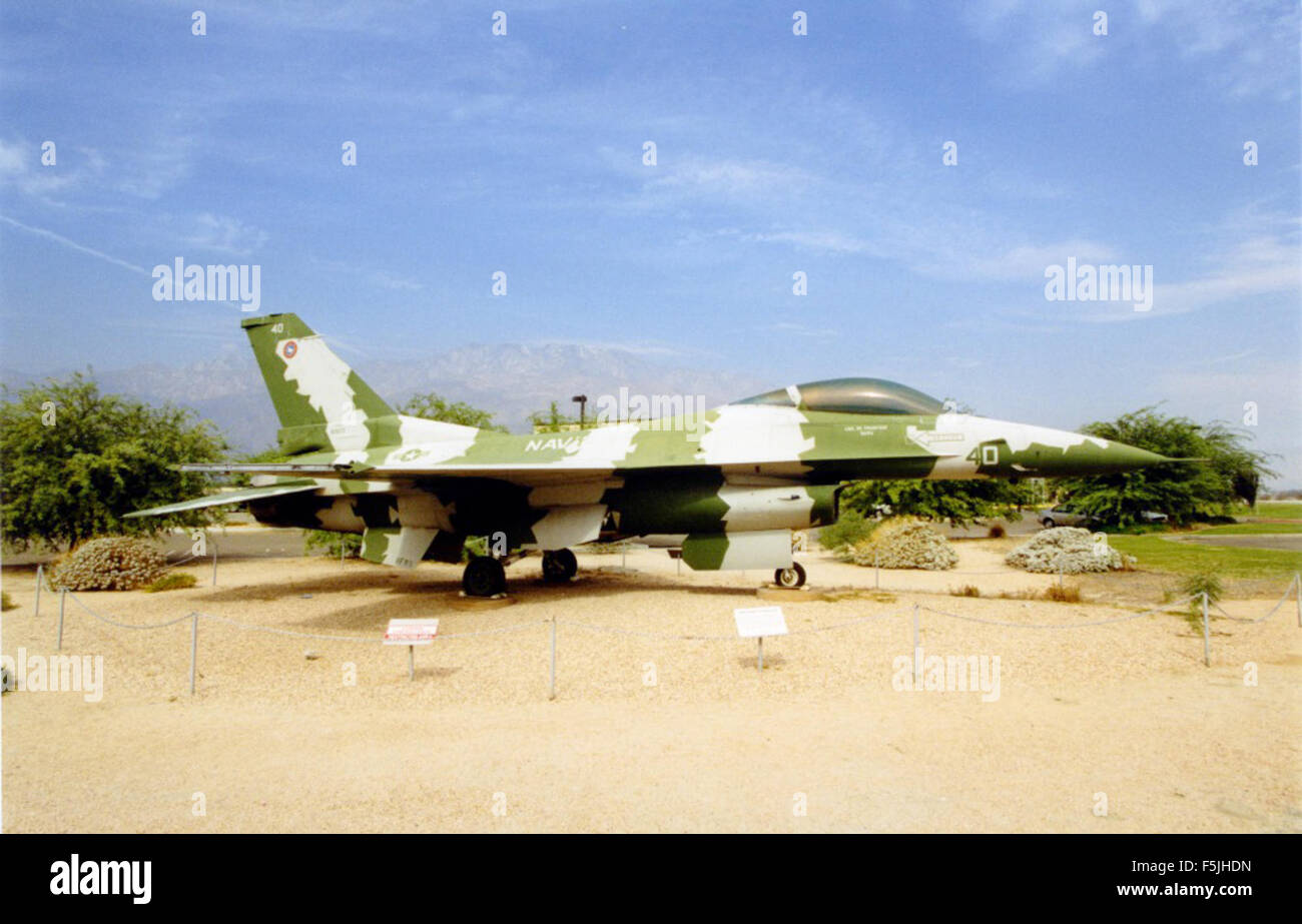 Die General Dynamics F-16N Fighting Falcon, Seriennummer 16327740, ist eine Variante des bekannten F-16 Jagdjets. Dieses Modell wurde von der US Navy zu Trainingszwecken und als taktischer Kampfjäger verwendet. Die F-16N ist bekannt für ihre Vielseitigkeit und fortschrittliche Avionik und ist weiterhin ein wichtiger Pluspunkt in der militärischen Luftfahrt und im Luftkampftraining. Stockfoto Die General Dynamics F-16N Fighting Falcon, Seriennummer 16327740, ist eine Variante des bekannten F-16 Jagdjets. Dieses Modell wurde von der US Navy zu Trainingszwecken und als taktischer Kampfjäger verwendet. Die F-16N ist bekannt für ihre Vielseitigkeit und fortschrittliche Avionik und ist weiterhin ein wichtiger Pluspunkt in der militärischen Luftfahrt und im Luftkampftraining. Stockfoto