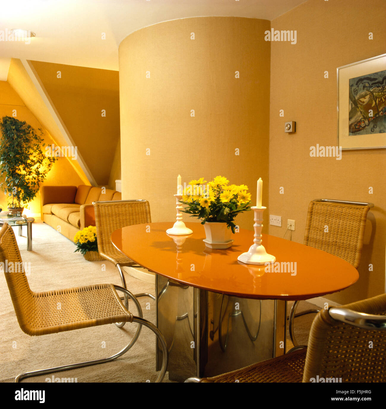 Rohrstock + Chrom freitragende Stühle am ovalen Tisch in siebziger Jahren offene Esszimmer Stockfoto